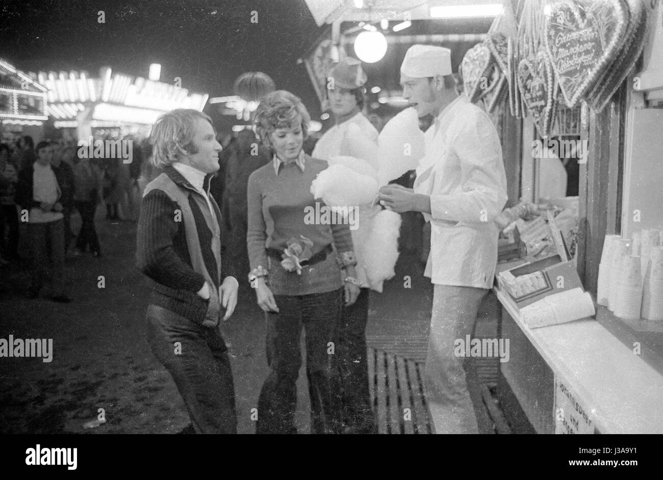 Uschi Glas e Fritz Wepper all'Oktoberfest di Monaco di Baviera, 1970 Foto Stock