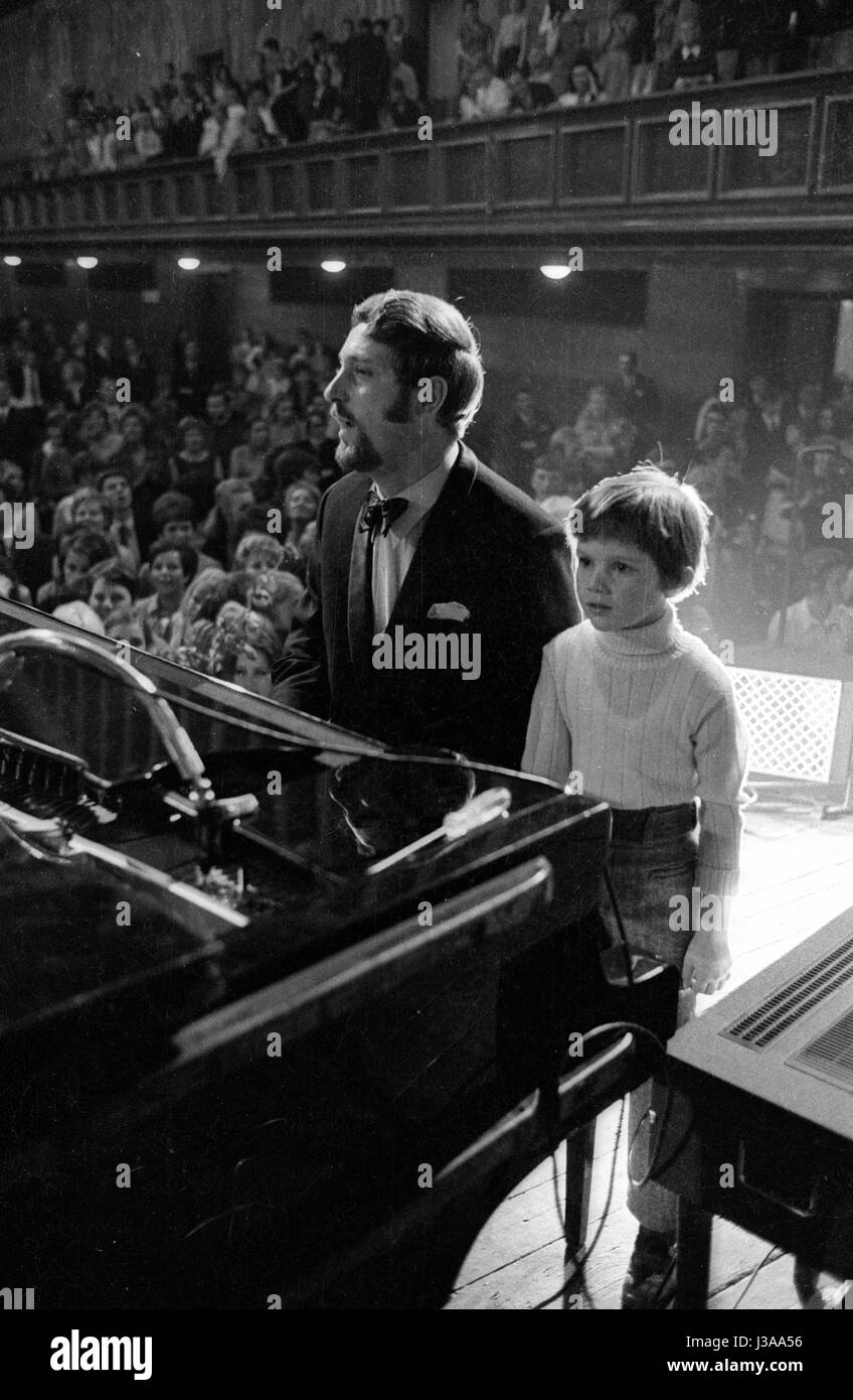 Prestazioni da Udo Juergens presso il Deutsches Museum di Monaco di Baviera, 1969 Foto Stock