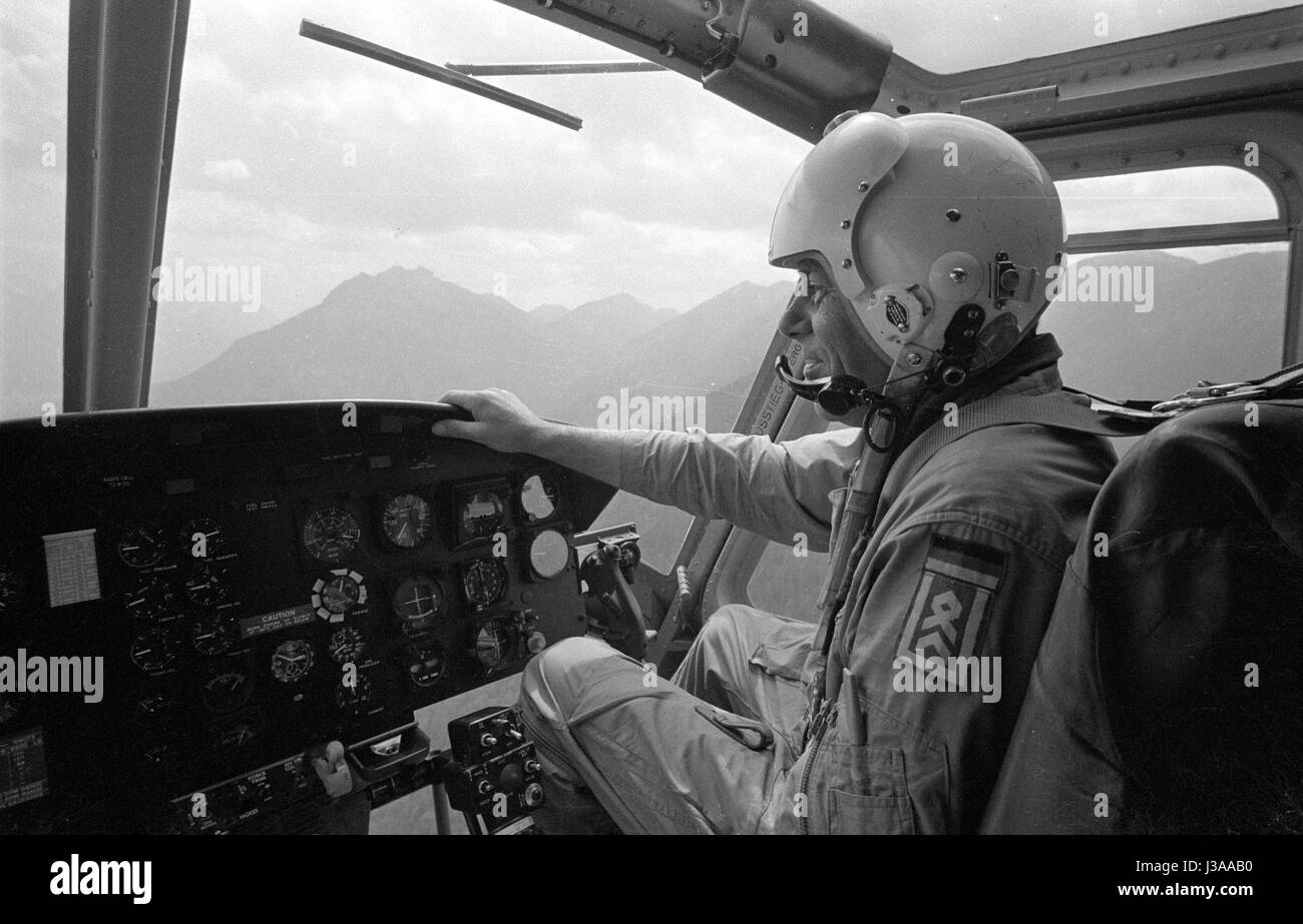 Vista della cabina di pilotaggio di un salvataggio in elicottero, 1970 Foto Stock