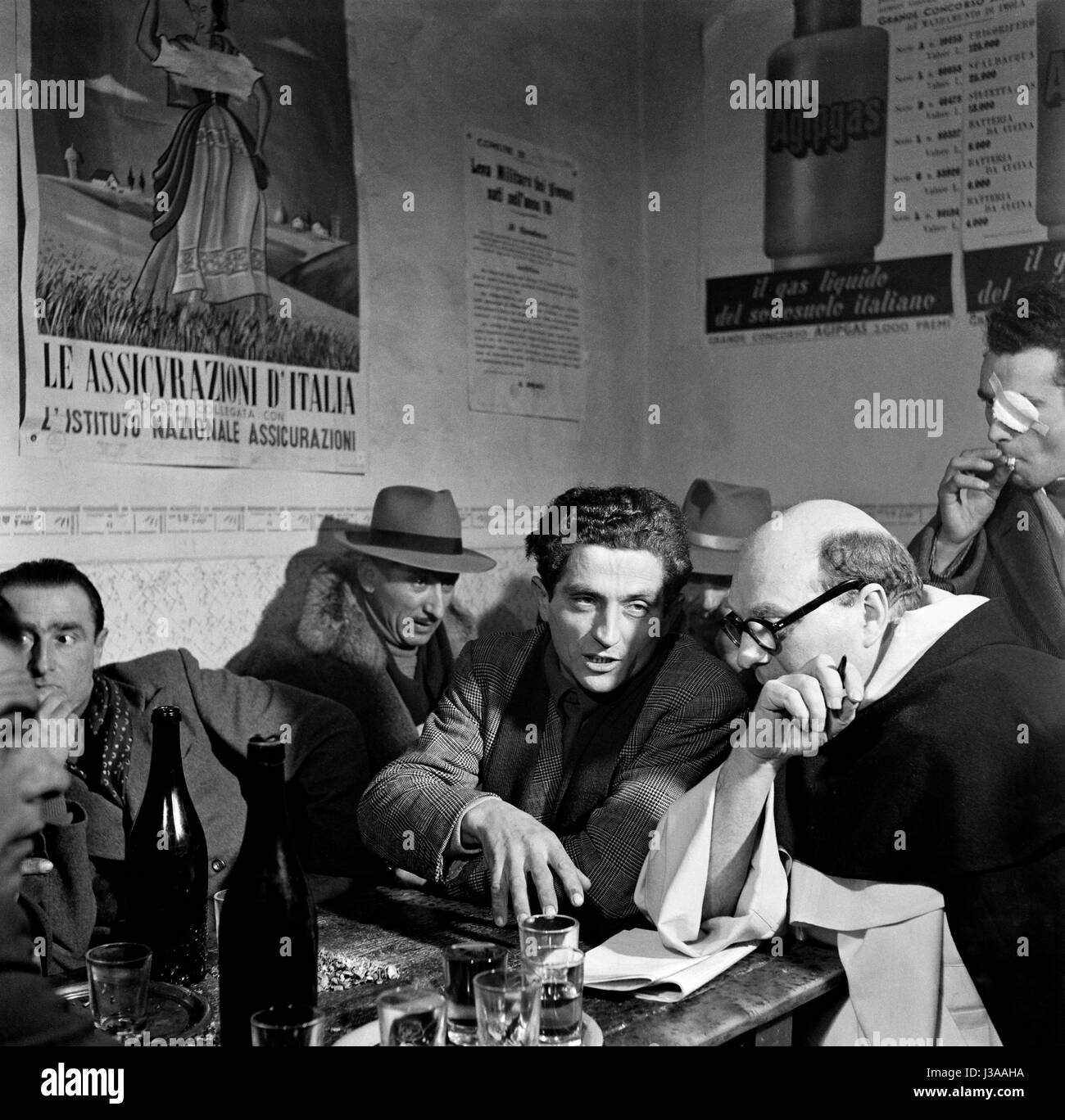Il leader di un gruppo di elettori comunista discute con il domenicano padre Felix Morlion 1956 Foto Stock