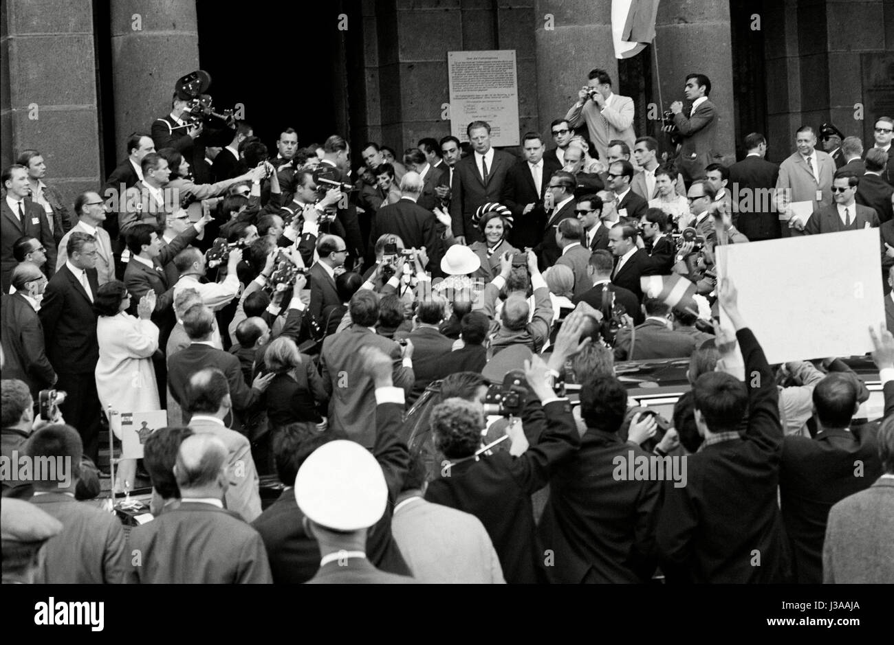 Arrivo di Shah Mohammad Reza Pahlevi e sua moglie Farah Diba a Rathaus Schöneberg, 1967 Foto Stock