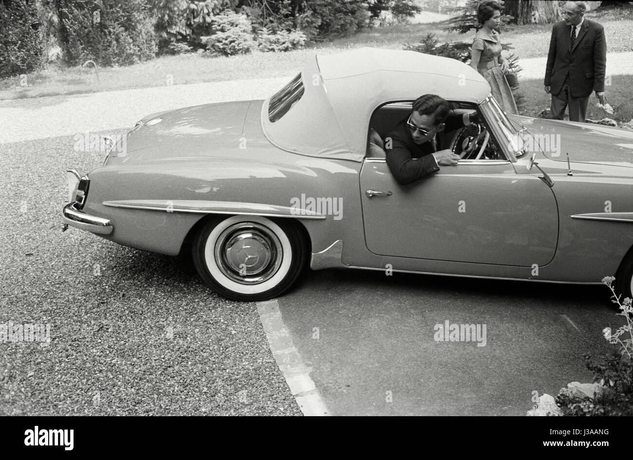 Re della Tailandia Bhumibol Adulyadej con la sua Mercedes 190 SL nella sua casa Villa Vadhana vicino a Losanna Foto Stock