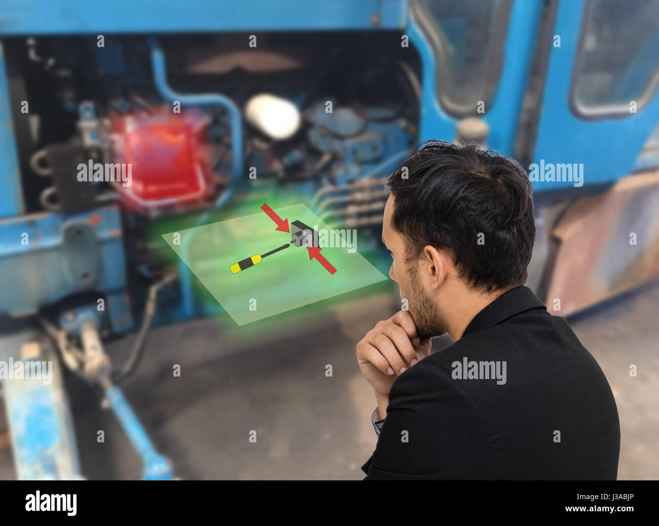 Iot ,internet delle cose concetti del settore, ingegnere di utilizzare la realtà aumentata per imparare come risolvere un problema di manutenzione e il motore del carrello o macchina a fa Foto Stock