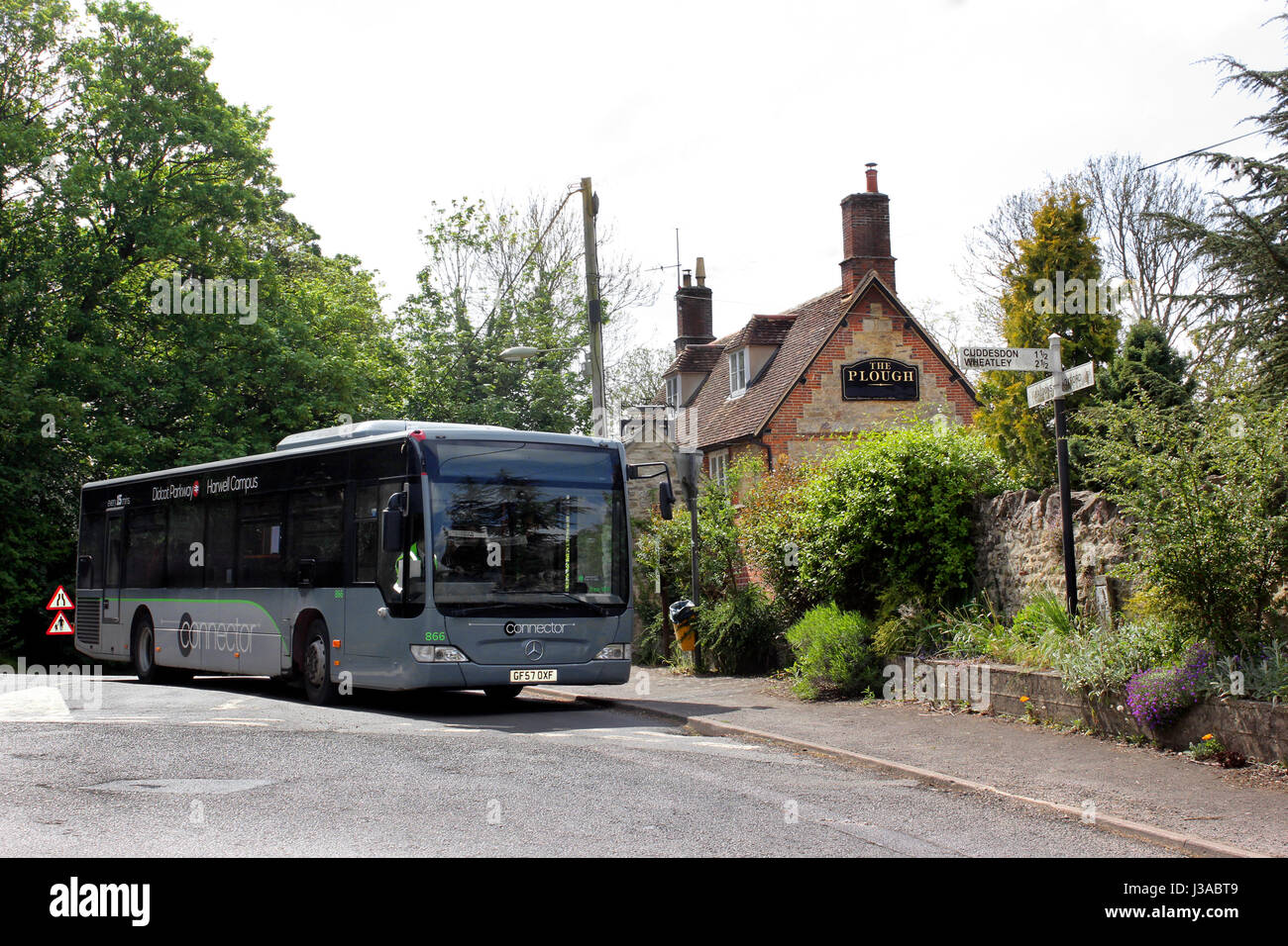 Bus locale che ferma proprio fuori dall'aratro Inn, Garsington Village, Oxford Foto Stock