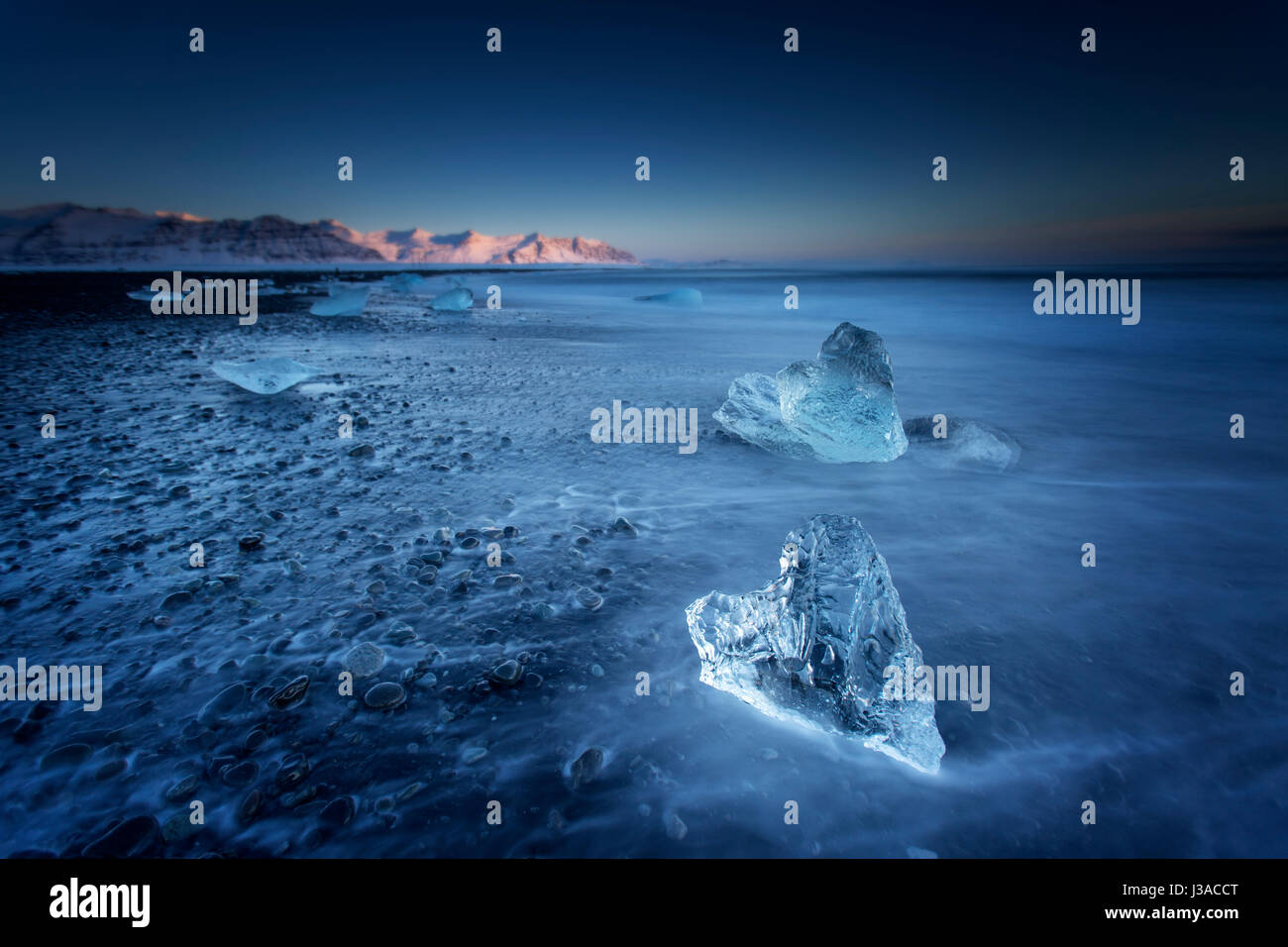 Spiaggia di diamante vicino alla laguna glaciale nel sud est dell'Islanda Foto Stock