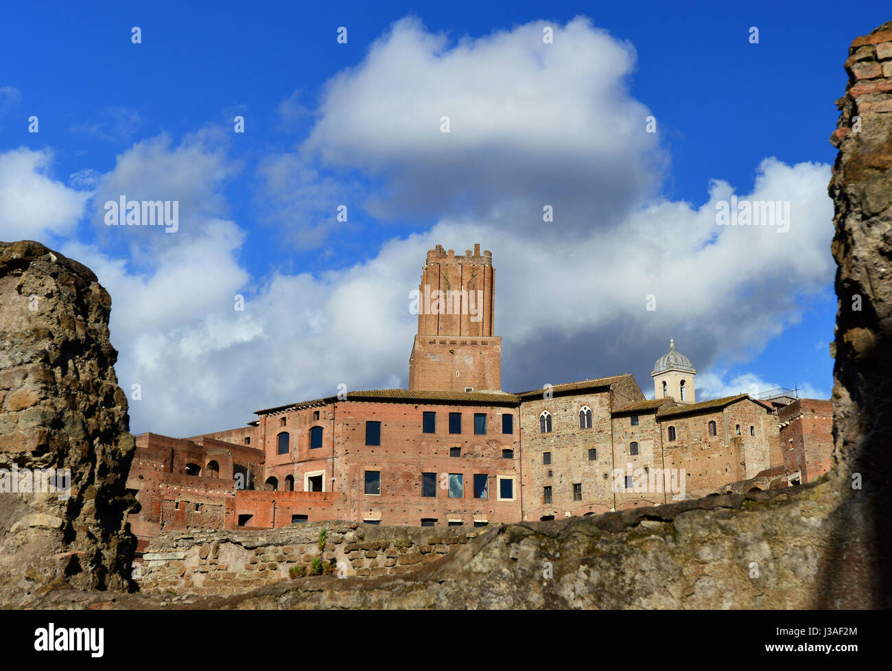 Antica Torre delle Milizie costruito su mercati di Traiano nel Medioevo, visto dal Foro Imperiale rovine di Roma Foto Stock