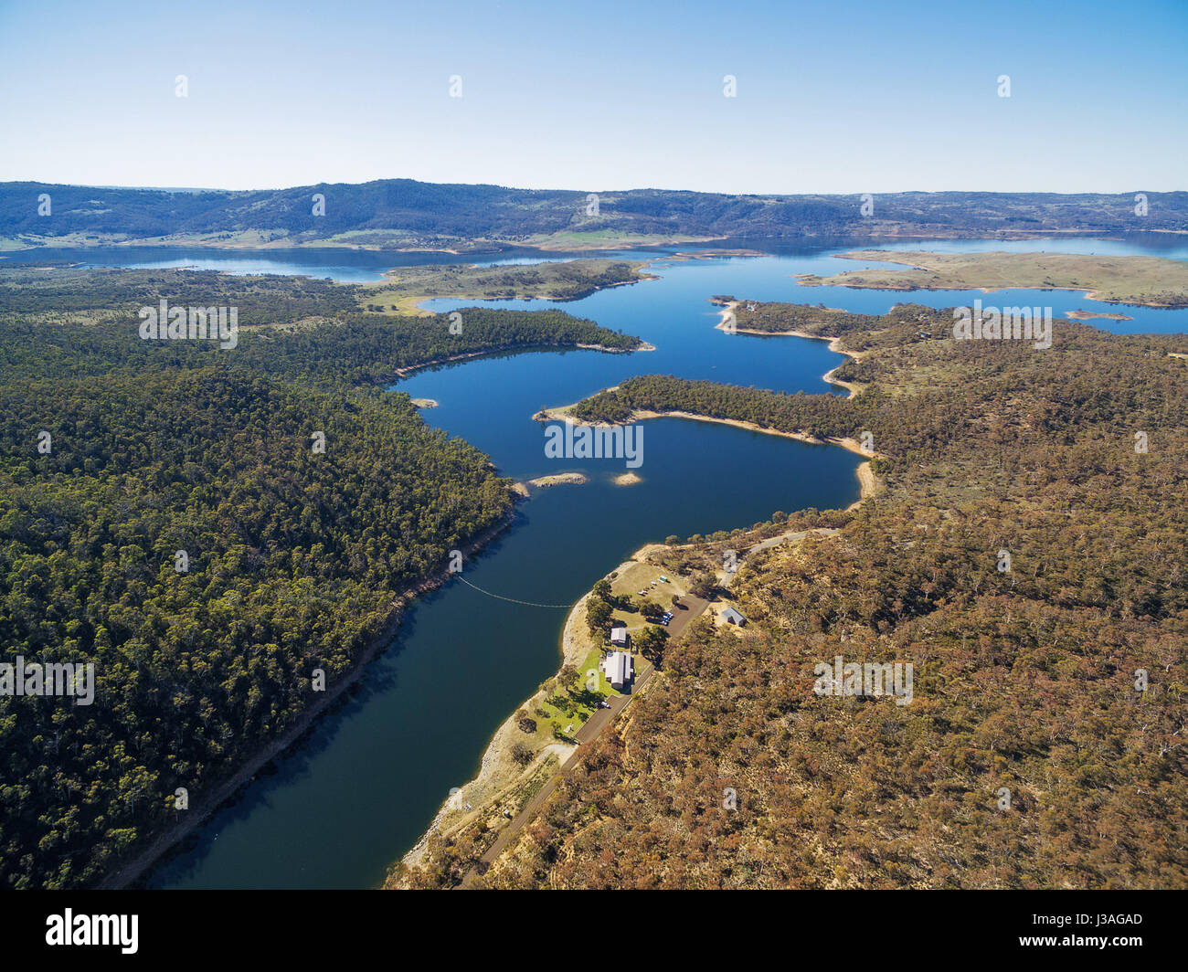 Vista aerea del fiume nevoso che fluisce nel lago Jindabyne, Nuovo Galles del Sud, Australia Foto Stock