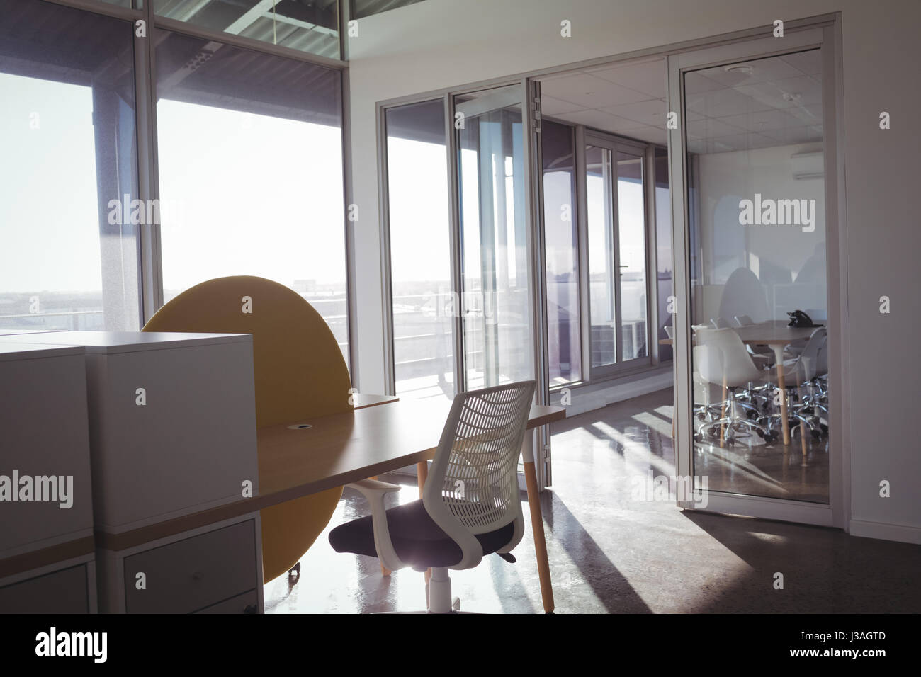 Svuotare tavolo e sedie ufficio moderno sulla giornata di sole Foto Stock