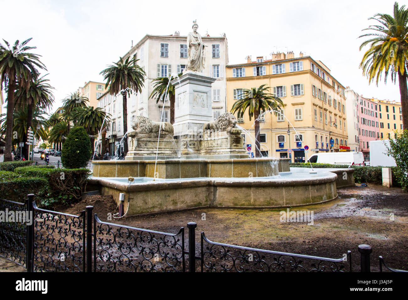 Posizionare Foch, noto anche come Place des Palmiers, dispone di una fontana con la statua di Napoleone Bonaparte drappeggiati in una toga romana, Ajaccio Corsica. Foto Stock