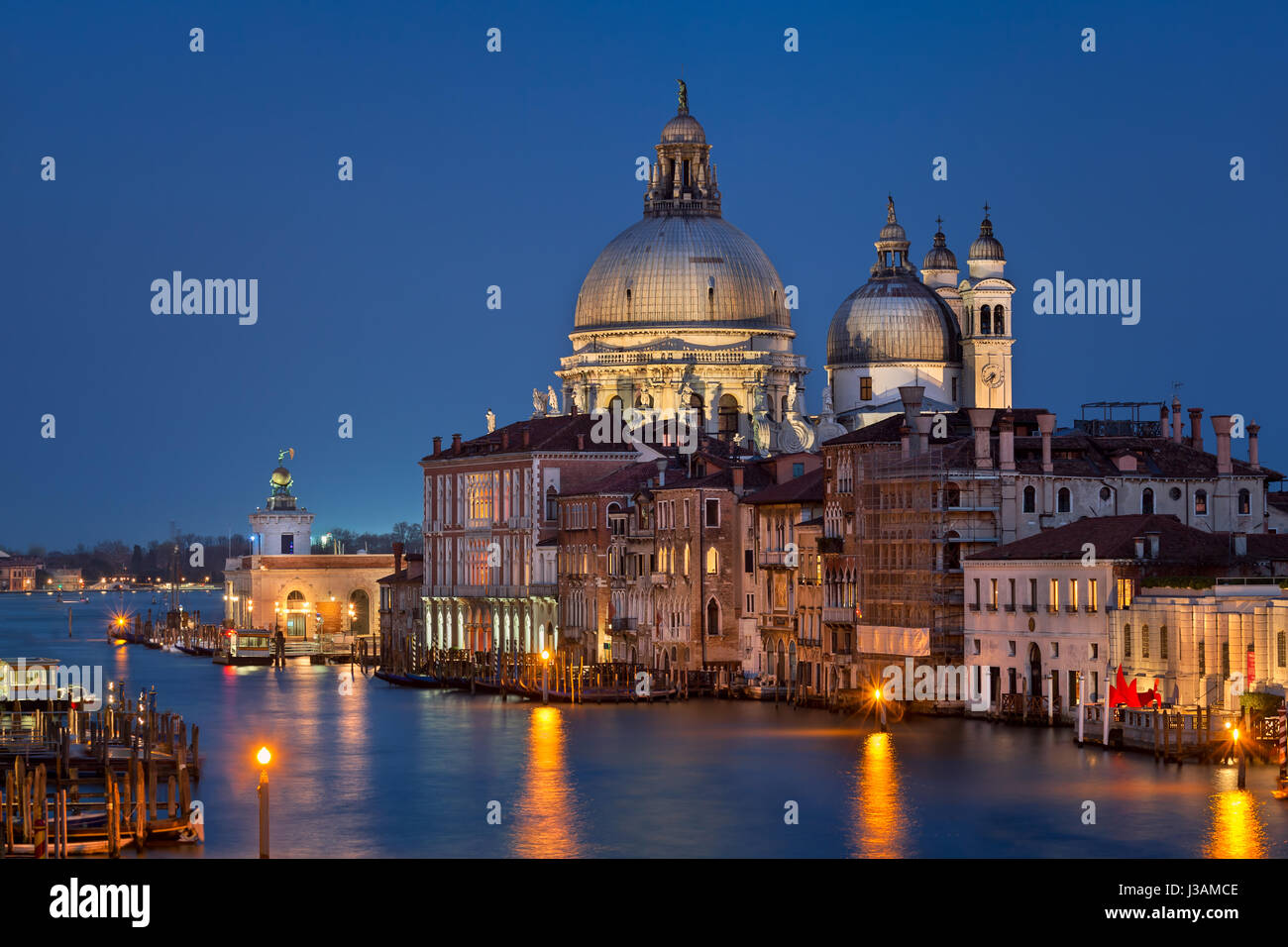 Chiesa di Santa Maria della Salute, in serata, Venezia, Italia Foto Stock