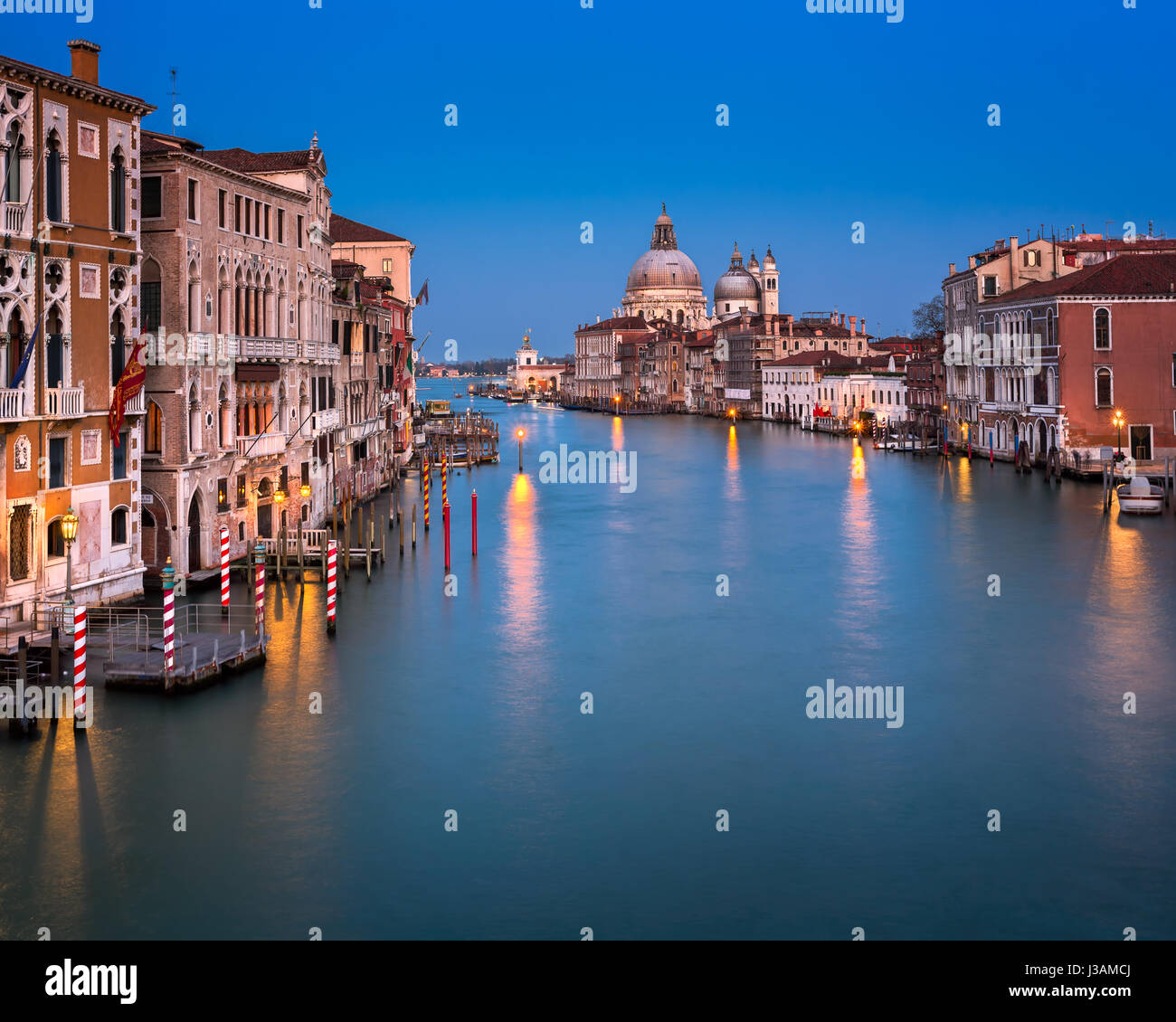 Canal Grande e la chiesa di Santa Maria della Salute, in serata, Venezia, Italia Foto Stock