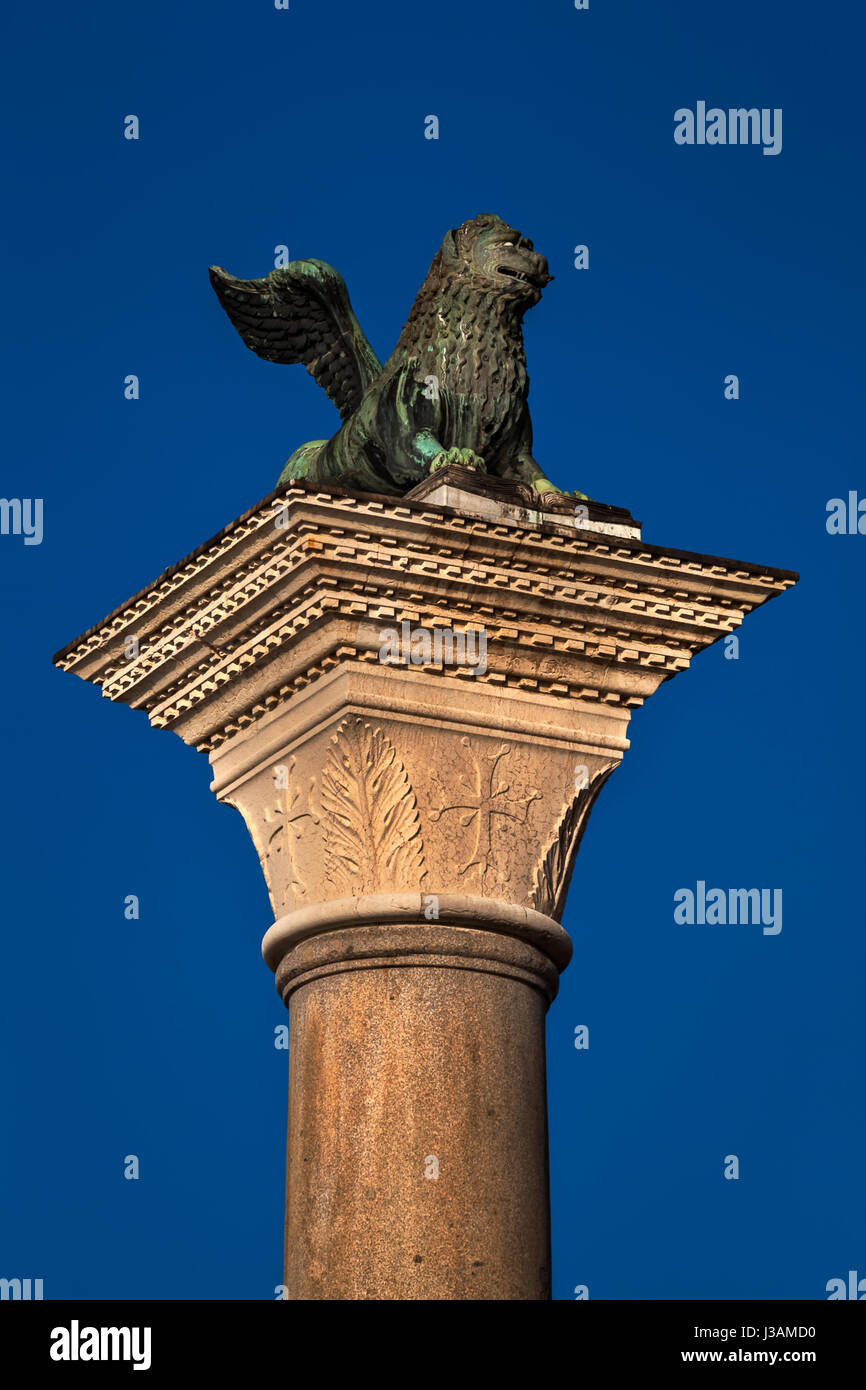 Il Leone di Venezia, Bronzo Antico leone alato scultura in Piazza San Marco a Venezia, Italia Foto Stock