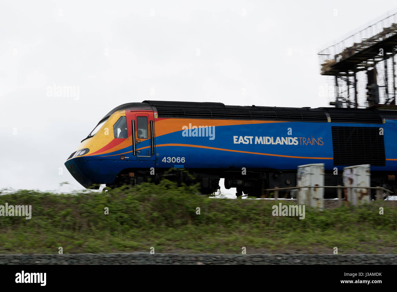 Un East Midlands treni classe 43 treno HST a velocità vicino a Newton Harcourt, Leicestershire, England, Regno Unito Foto Stock