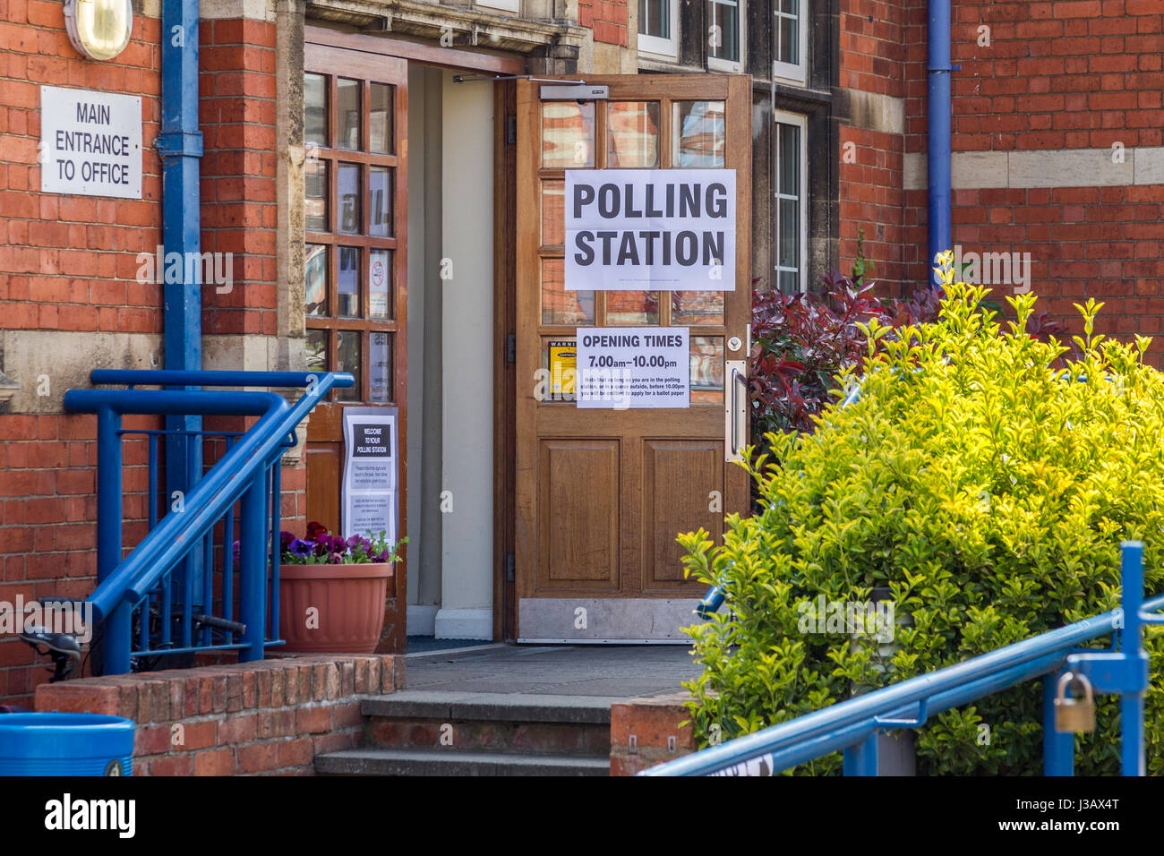 Northampton U.K. Il 4 maggio 2017. Partenza lenta per la votazione in sede di Abington & Phippsville ward per la contea di elezioni del Consiglio a Barry Road scuola primaria. Credito: Keith J Smith./Alamy Live News Foto Stock