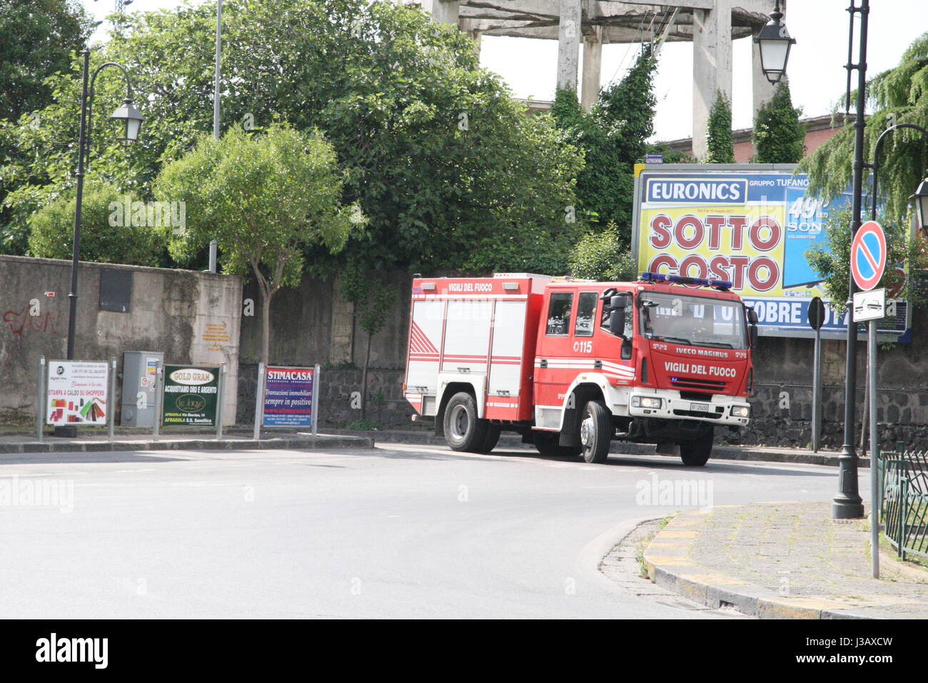 Casoria, Italia. 04 Maggio, 2017. Maggio 04, 2017:Protezione civile esercizio a Casoria Stazione ferroviaria simulato un principio di incendio in un corridoio laterale in fabbrica-station ha richiesto l'intervento di soccorso in caso di emergenza, antincendio e di protezione antincendio personale. Il test ha permesso di testare le procedure del piano di emergenza della stazione e la capacità di risposta delle strutture operative coinvolte. Foto: Cronos/Salvatore Esposito Credito: Cronos/Alamy Live News Foto Stock