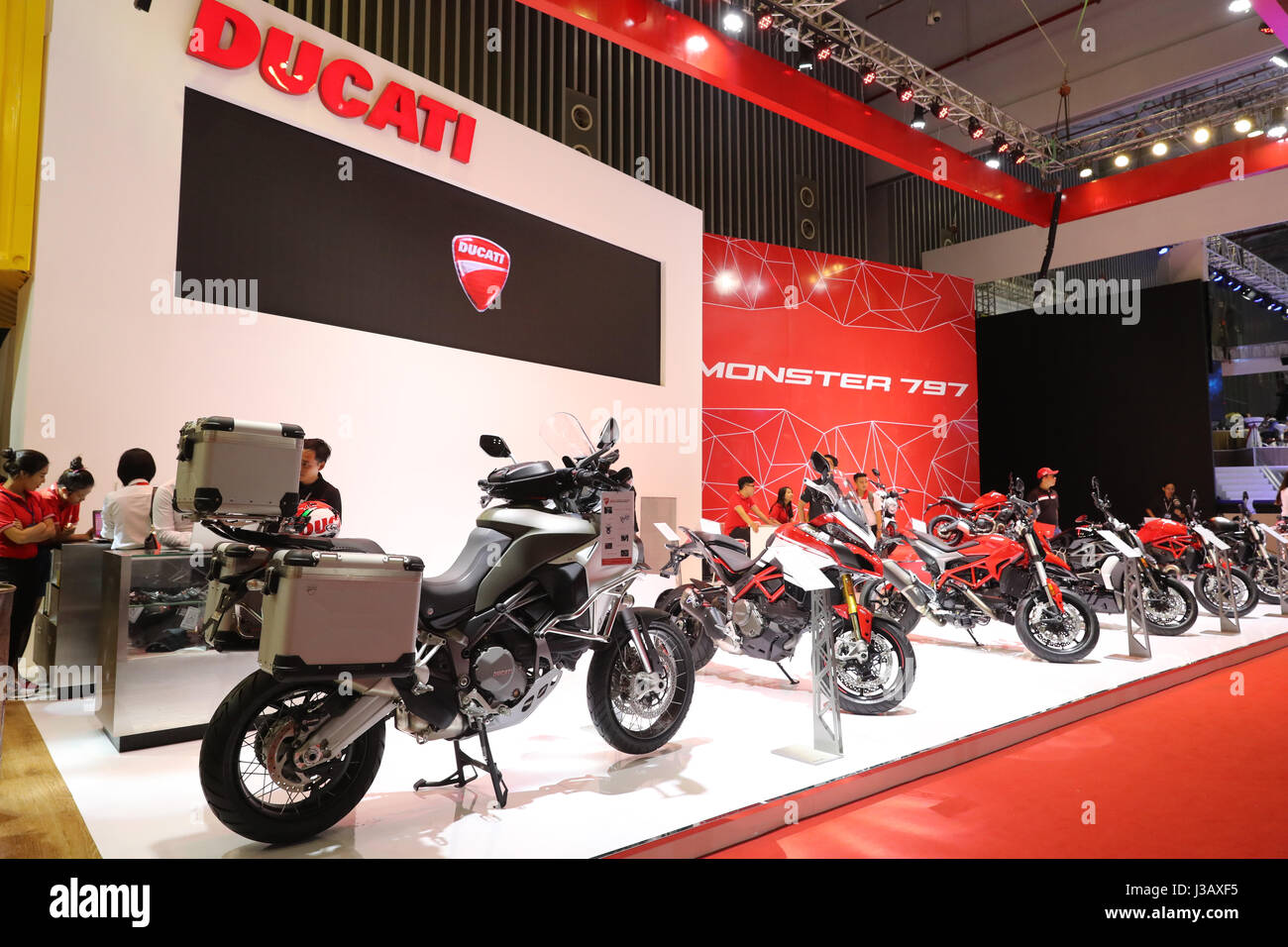 La città di Ho Chi Minh, Vietnam. Il 4 maggio, 2017. Saigon Exhibition & Convention Center, Ho Chi Minh City. 4 maggio 2017 - vista generale della Ducati booth - © Yan Lerval / Alamy Live News Foto Stock