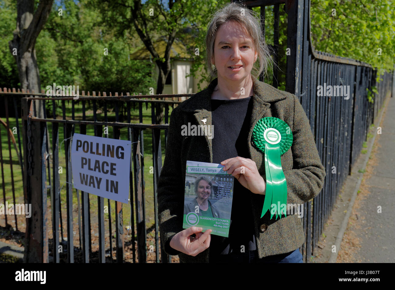 Glasgow, Scotland, Regno Unito. Il 4 maggio, 2017. SNP speranza per rubare lavoro di base di alimentazione a Glasgow City Council oggi nel corso del governo locale votazione avviene appena cinque settimane prima delle elezioni generali locali candidato Grreens Tanya Wiselry presidiati la Shawlands ingresso piscina Credito: gerard ferry/Alamy Live News Foto Stock