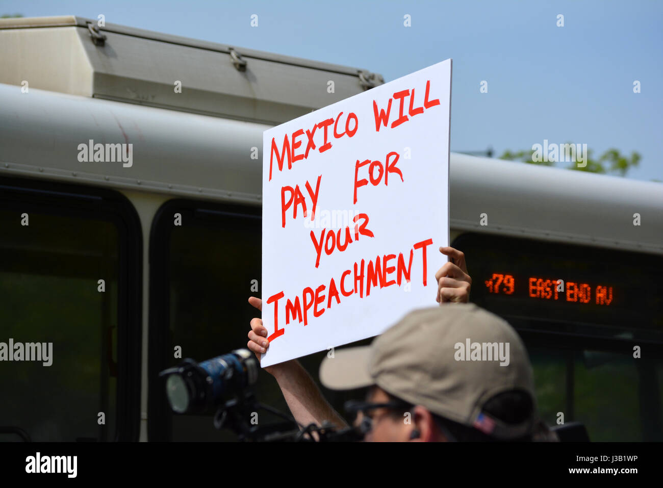 La città di New York, Stati Uniti d'America. Il 4 maggio, 2017. Persona in possesso di un segno che protestavano Donald Trump la prima visita a New York City come presidente. Credito: Christopher Penler/Alamy Live News Foto Stock