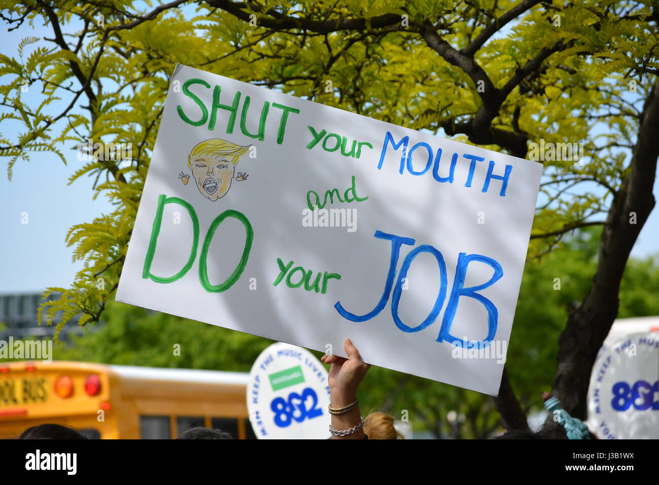 La città di New York, Stati Uniti d'America. Il 4 maggio, 2017. Persona in possesso di un segno che protestavano Donald Trump la prima visita a New York City come presidente. Credito: Christopher Penler/Alamy Live News Foto Stock