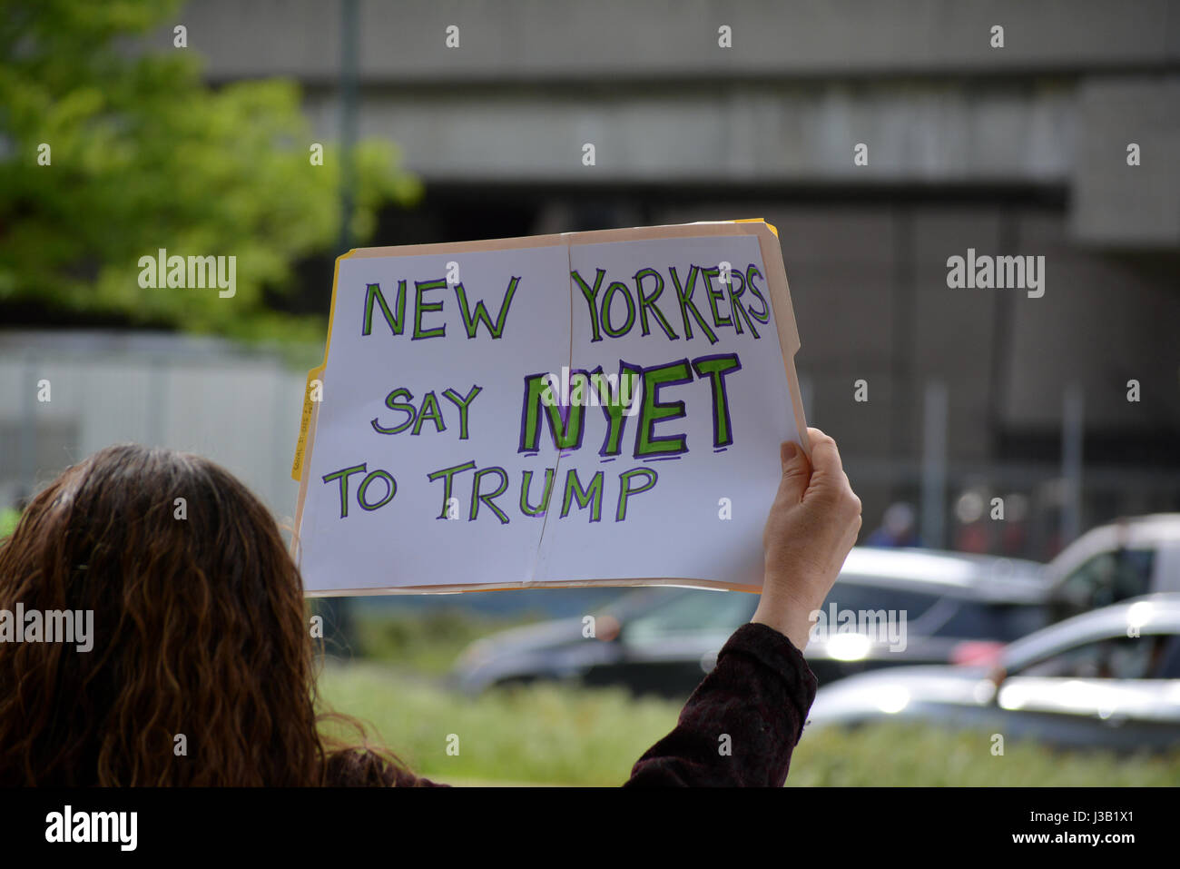 La città di New York, Stati Uniti d'America. Il 4 maggio, 2017. Persona in possesso di un segno che protestavano Donald Trump la prima visita a New York City come presidente. Credito: Christopher Penler/Alamy Live News Foto Stock