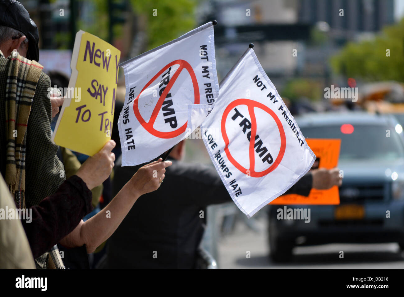 La città di New York, Stati Uniti d'America. Il 4 maggio, 2017. Persone che protestano Donald Trump la prima visita a New York City come presidente. Credito: Christopher Penler/Alamy Live News Foto Stock