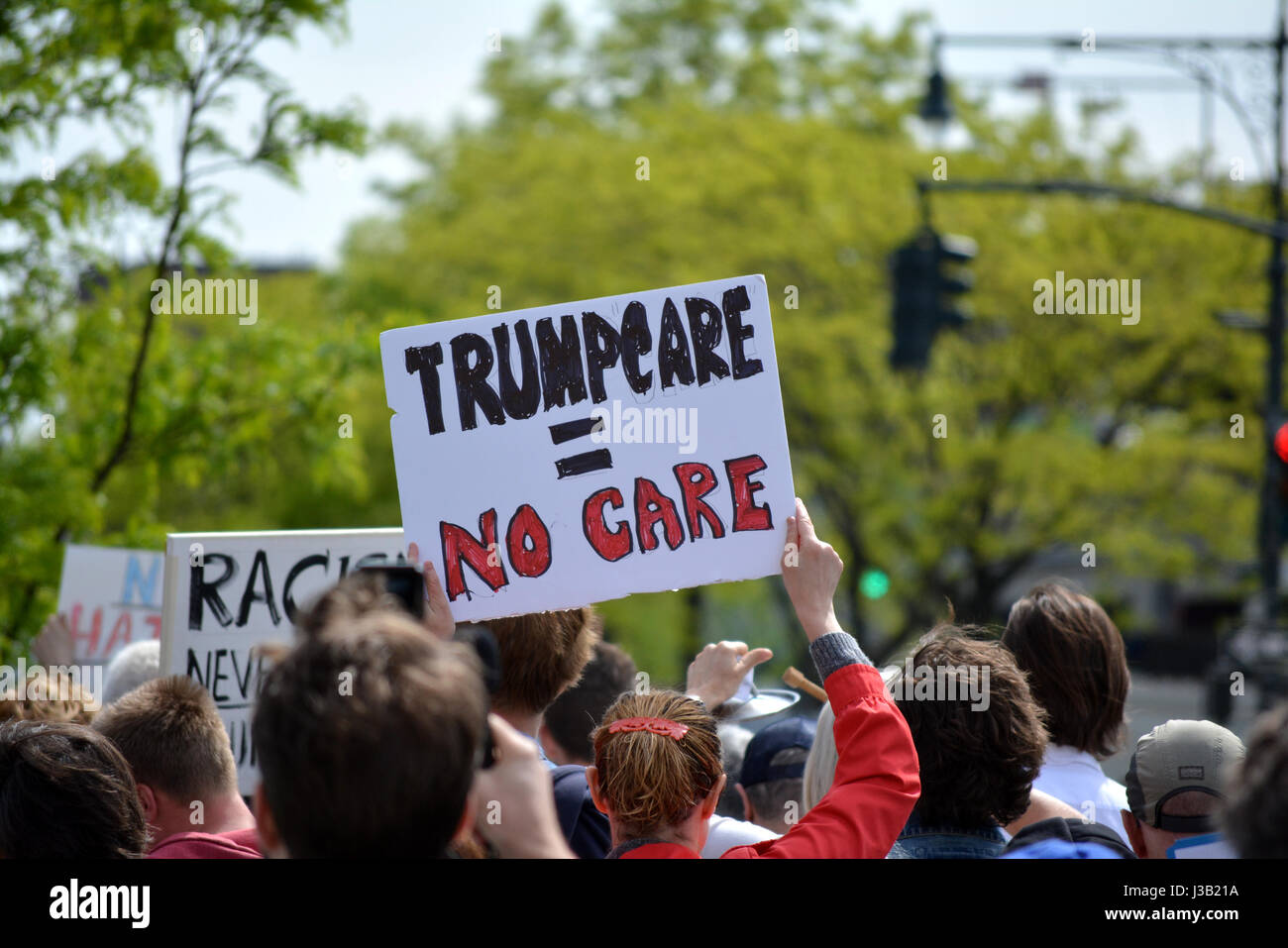 La città di New York, Stati Uniti d'America. Il 4 maggio, 2017. Persone che protestano Donald Trump la prima visita a New York City come presidente. Credito: Christopher Penler/Alamy Live News Foto Stock