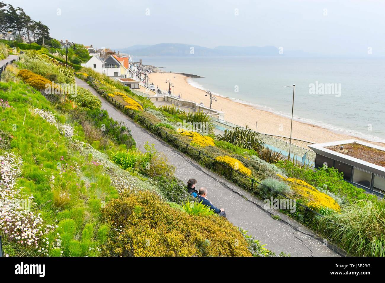 Lyme Regis, Dorset, Regno Unito. Il 4 maggio, 2017. Regno Unito Meteo. La vista dai Giardini Langmoor presso la stazione balneare di Lyme Regis nel Dorset. Photo credit: Graham Hunt/Alamy Live News Foto Stock