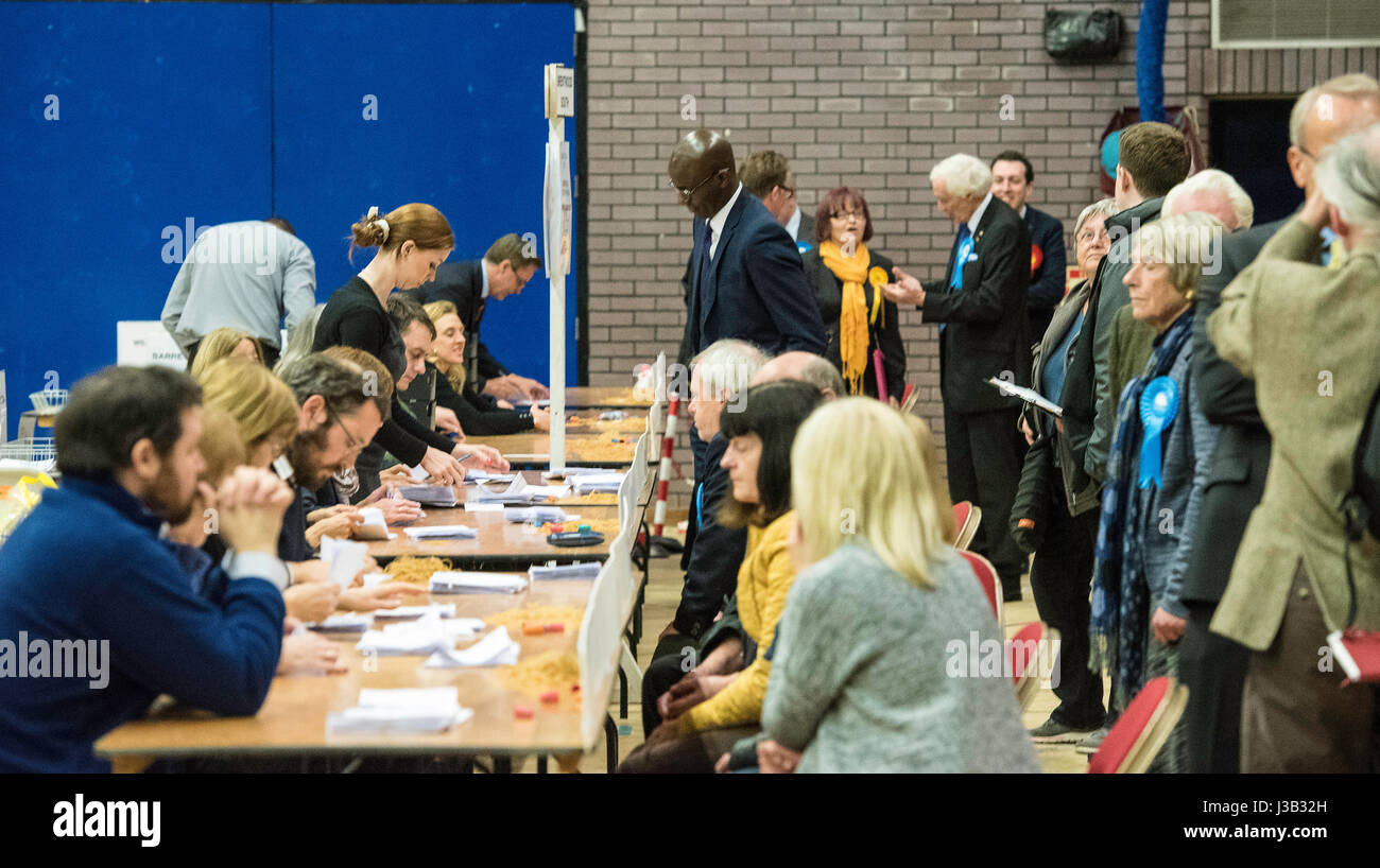 Brentwood, Regno Unito. 4 maggio 2017. conteggio dei voti presso l'Essex County Council conteggio elettorale in Brentwood, Essex Credit: Ian Davidson/Alamy Live News Foto Stock
