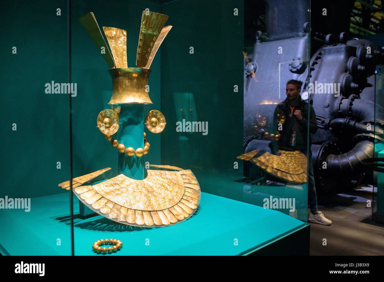 Voelklingen, Germania. 4 maggio 2017. dpatop - regale corredi funerari della cultura Chimú può essere visto alla fiera "Inka - Oro. Macht. Gott." (lit. 'Inca - Oro. Potrebbe. Dio.') all'interno del ventilatore gas hall del patrimonio mondiale Voelklinger Huette, in Voelklingen, Germania, 4 maggio 2017. La mostra presenterà 220 presenta a partire dal 6 Maggio fino al 26 novembre 2017. Foto: Oliver Dietze/dpa/Alamy Live News Foto Stock
