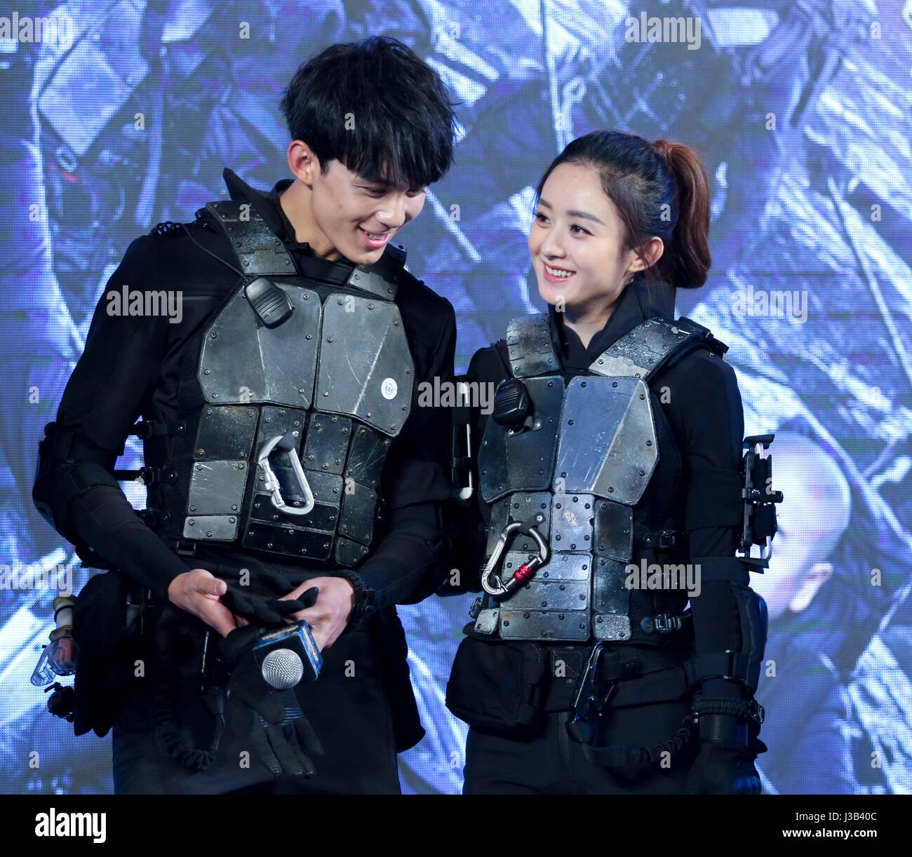 Pechino, Cina. 04 Maggio, 2017. Kris Wu e Zhao Liying partecipare alla conferenza di produzione del reality show 72th piano a Pechino in Cina il 04 maggio, 2017.(foto di TPG) Credito: TopPhoto/Alamy Live News Foto Stock