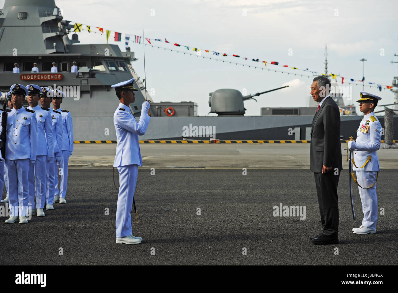 Singapore. Il 5 maggio, 2017. Singapore è il primo ministro Lee Hsien Loong (seconda R) assiste la messa in funzione di cerimonia di premiazione che si terrà a Singapore Changi Base Navale il 5 maggio 2017. La Repubblica di Singapore Navy (RSN) terrà una cerimonia di messa in esercizio per la sua prima missione litorale nave "indipendenza" al Changi Base Navale di venerdì. Credito: Quindi Chih Wey/Xinhua/Alamy Live News Foto Stock