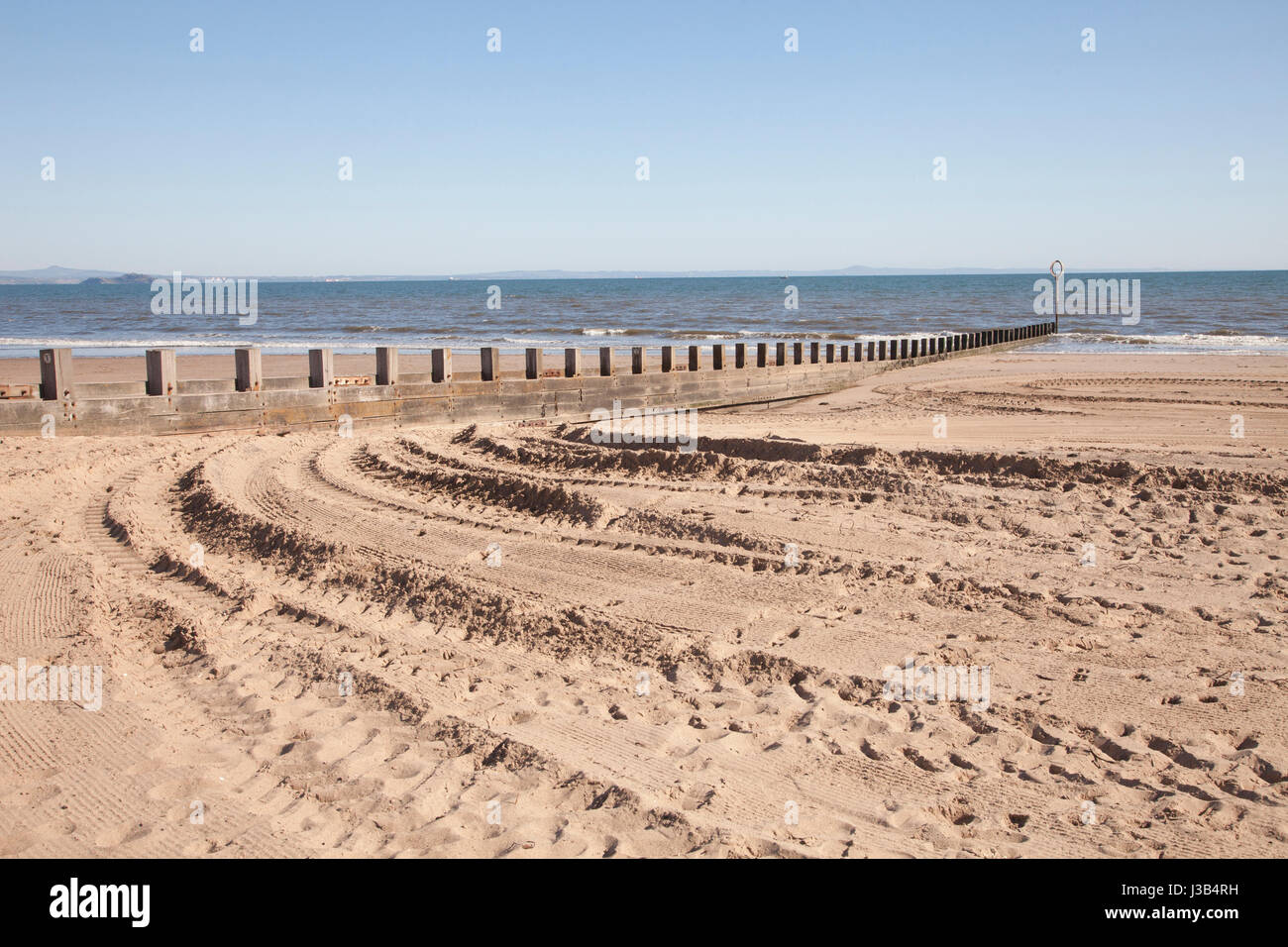 Portobello Beach, Edinburgh, Regno Unito. Il 5 maggio, 2017. Portobello beach in una bella giornata di sole a Edimburgo, Scozia. Meteo: 5 maggio 2017 sarà un bel giorno asciutto con lunga sunny incantesimi per la maggior parte della regione, con solo la possibilità di qualche nube spingendo a Berwickshire e East Lothian. Entroterra caldo, west. Moderato vento orientale. Stasera chiaro attraverso Dumfries e Galloway. Alcune basse nubi si formano durante la notte attraverso le Lothians e confini orientali. Peperoncino entroterra con un tocco di gelo nel rifugio. Credito: Gabriela Antosova/Alamy Live News Foto Stock