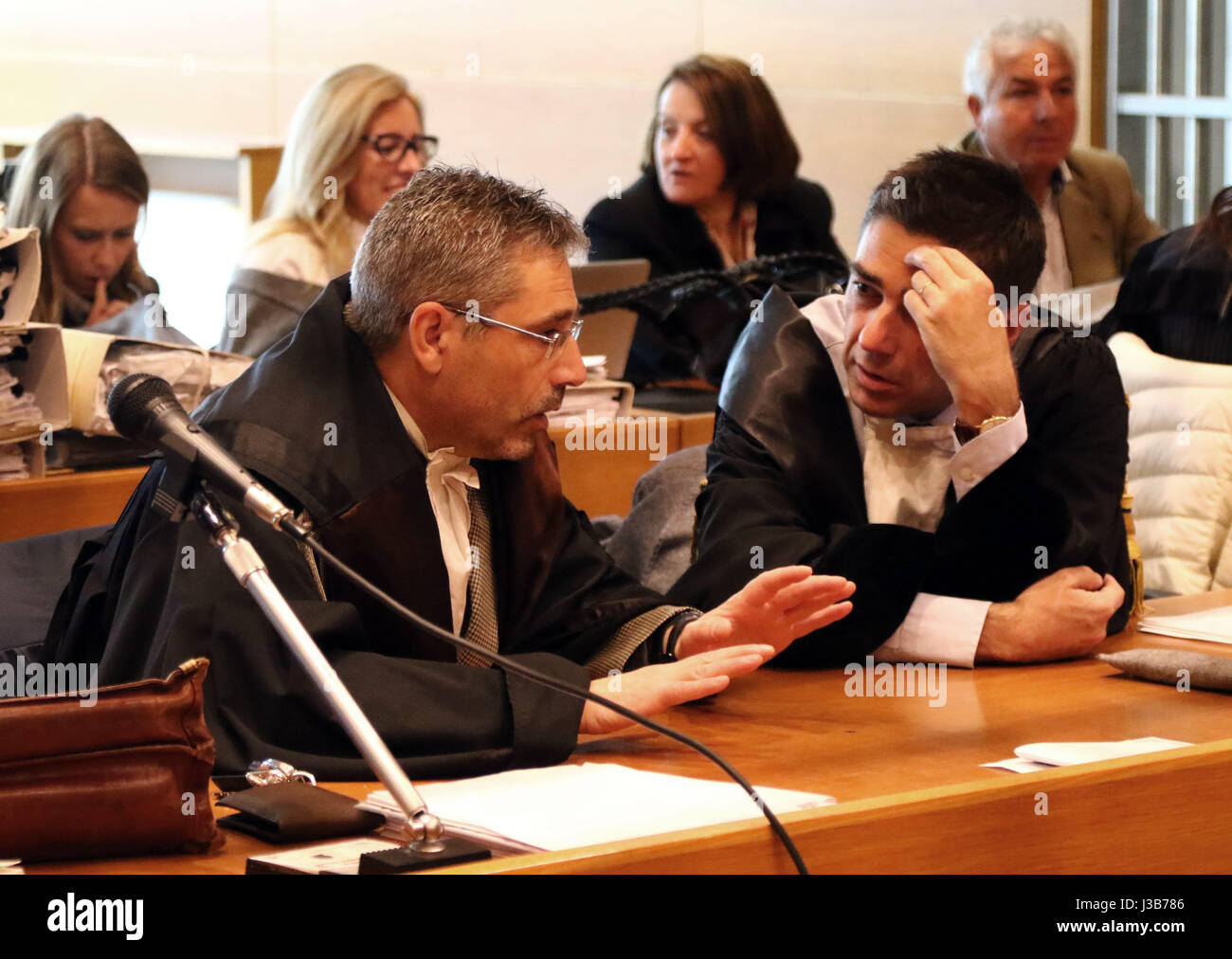 Udine, Italia. Il 5 maggio, 2017. Pier Umberto Vallerin (L) Ministro pubblica parla con Daniele Fabrizi (R) Ragone la famiglia avvocato durante il ventiseiesimo giorno della prova in 'Corte di Assise' per Giosue Ruotolo, accusato del duplice omicidio a Udine il 5 maggio, 2017. Ruotolo, anni 27, è accusato di tiro morto Ragone Trifone e Teresa Costanza il 17 marzo 2015, nel parcheggio di un impianto sportivo nella città settentrionale di Pordenone. Credito: Andrea Spinelli/Alamy Live News Foto Stock