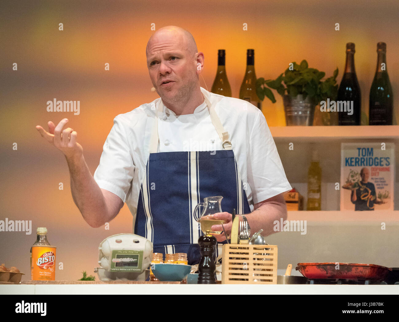 Harrogate, Regno Unito. Il 5 maggio, 2017. Tom Kerridge, il presentatore TV e chef stella Michelin la cottura di vivere nel Supertheater presso la BBC Good Food Show evento Spring in Harrogate. Tom ha ammesso dal vivo sul palco che egli utilizza granuli di salsa a casa piuttosto che fare le proprie scorte. Oltre 100 espositori sono vetrina per i loro prodotti alimentari per i tre giorni della manifestazione. Foto Fotografia Bailey-Cooper/Alamy Live News Foto Stock