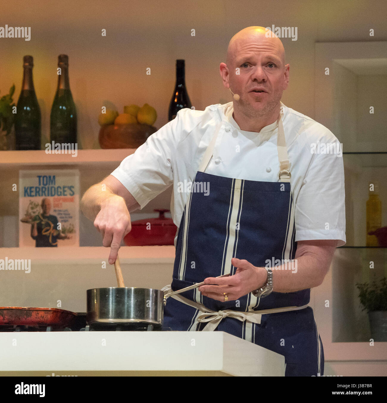 Harrogate, Regno Unito. Il 5 maggio, 2017. Tom Kerridge, il presentatore TV e chef stella Michelin la cottura di vivere nel Supertheater presso la BBC Good Food Show evento Spring in Harrogate. Oltre 100 espositori sono vetrina per i loro prodotti alimentari per i tre giorni della manifestazione. Foto Fotografia Bailey-Cooper/Alamy Live News Foto Stock