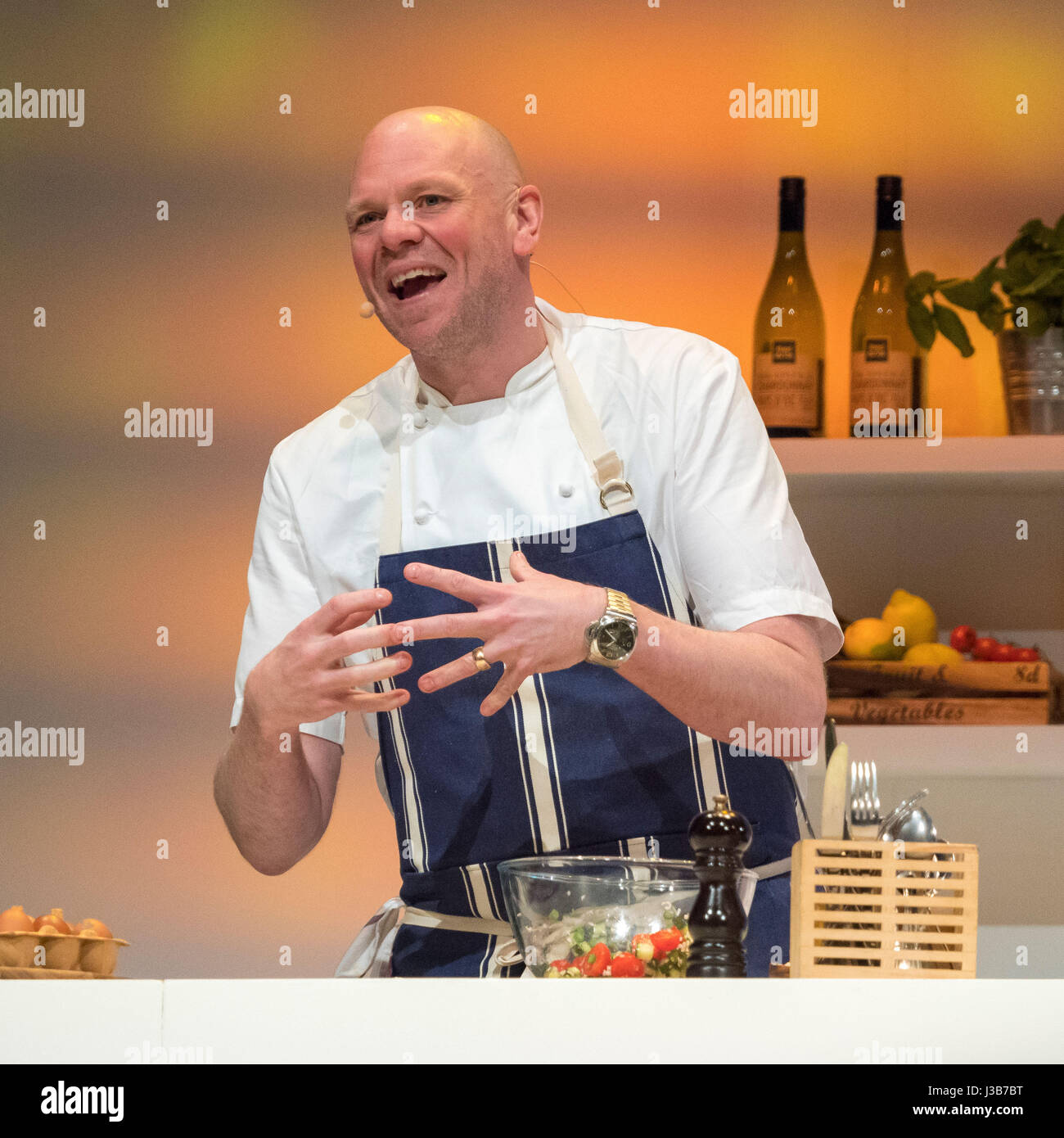 Harrogate, Regno Unito. Il 5 maggio, 2017. Tom Kerridge, il presentatore TV e chef stella Michelin la cottura di vivere nel Supertheater presso la BBC Good Food Show evento Spring in Harrogate. Oltre 100 espositori sono vetrina per i loro prodotti alimentari per i tre giorni della manifestazione. Foto Fotografia Bailey-Cooper/Alamy Live News Foto Stock