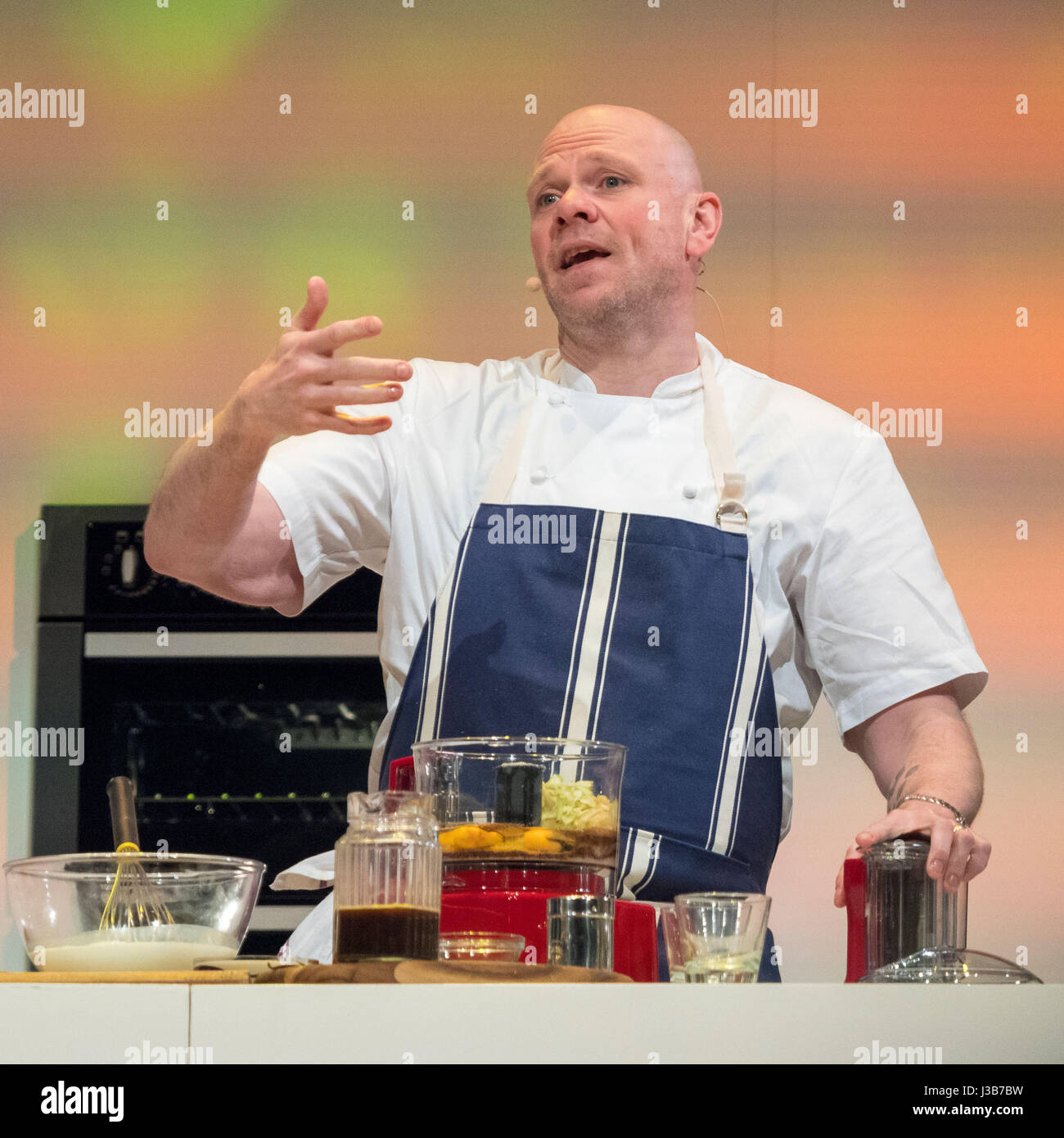 Harrogate, Regno Unito. Il 5 maggio, 2017. Tom Kerridge, il presentatore TV e chef stella Michelin la cottura di vivere nel Supertheater presso la BBC Good Food Show evento Spring in Harrogate. Oltre 100 espositori sono vetrina per i loro prodotti alimentari per i tre giorni della manifestazione. Foto Fotografia Bailey-Cooper/Alamy Live News Foto Stock