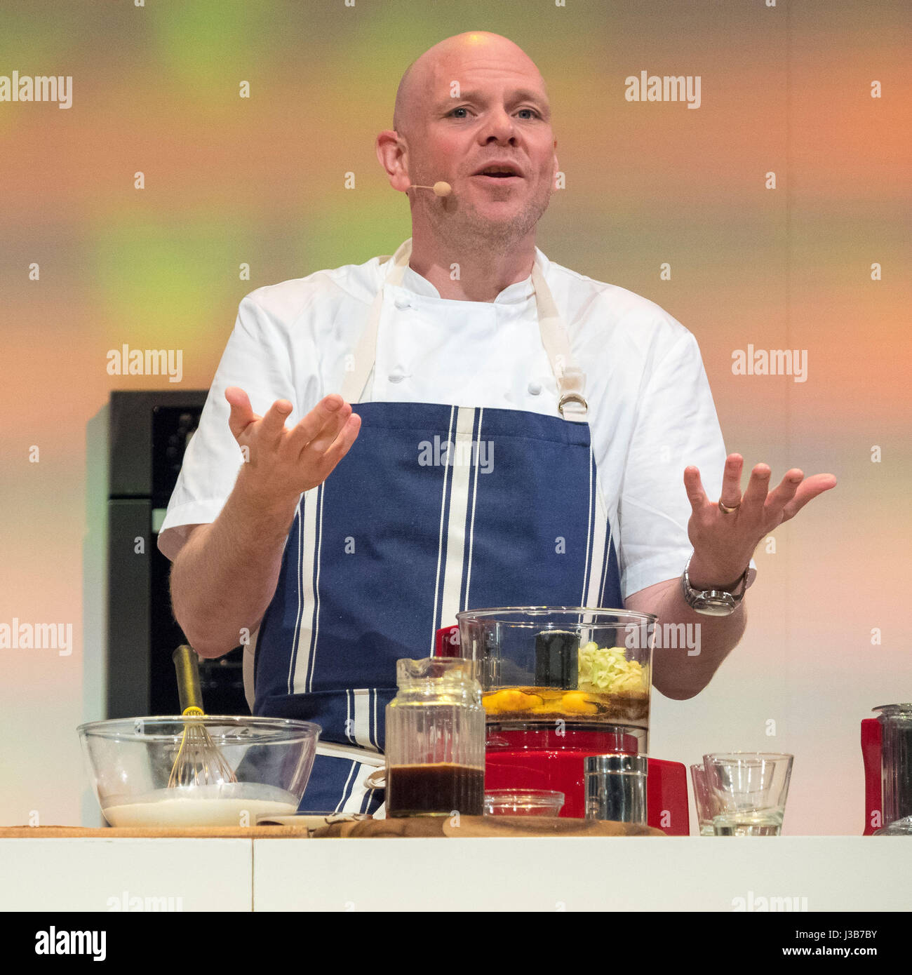 Harrogate, Regno Unito. Il 5 maggio, 2017. Tom Kerridge, il presentatore TV e chef stella Michelin la cottura di vivere nel Supertheater presso la BBC Good Food Show evento Spring in Harrogate. Oltre 100 espositori sono vetrina per i loro prodotti alimentari per i tre giorni della manifestazione. Foto Fotografia Bailey-Cooper/Alamy Live News Foto Stock