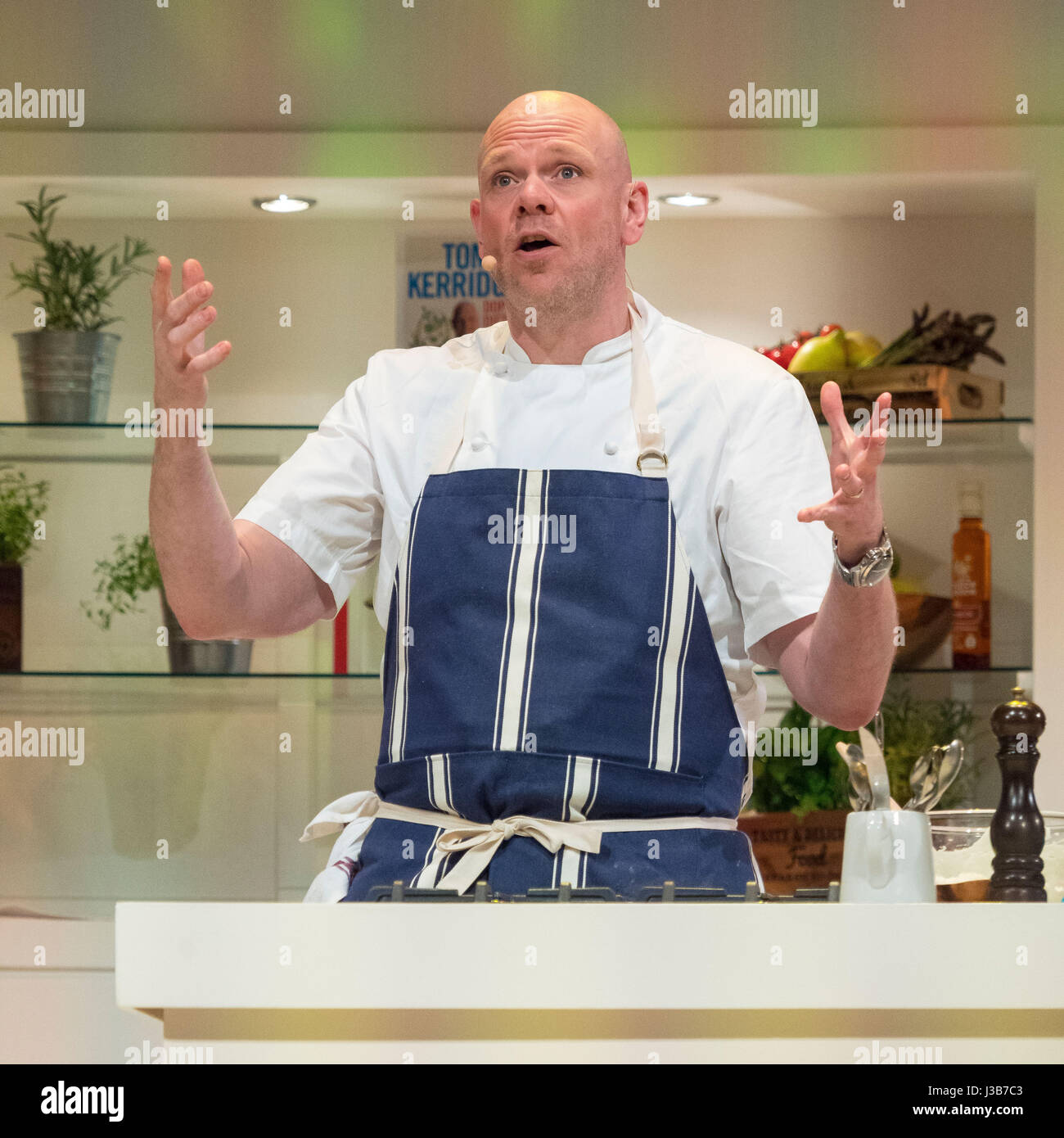 Harrogate, Regno Unito. Il 5 maggio, 2017. Tom Kerridge, il presentatore TV e chef stella Michelin la cottura di vivere nel Supertheater presso la BBC Good Food Show evento Spring in Harrogate. Oltre 100 espositori sono vetrina per i loro prodotti alimentari per i tre giorni della manifestazione. Foto Fotografia Bailey-Cooper/Alamy Live News Foto Stock
