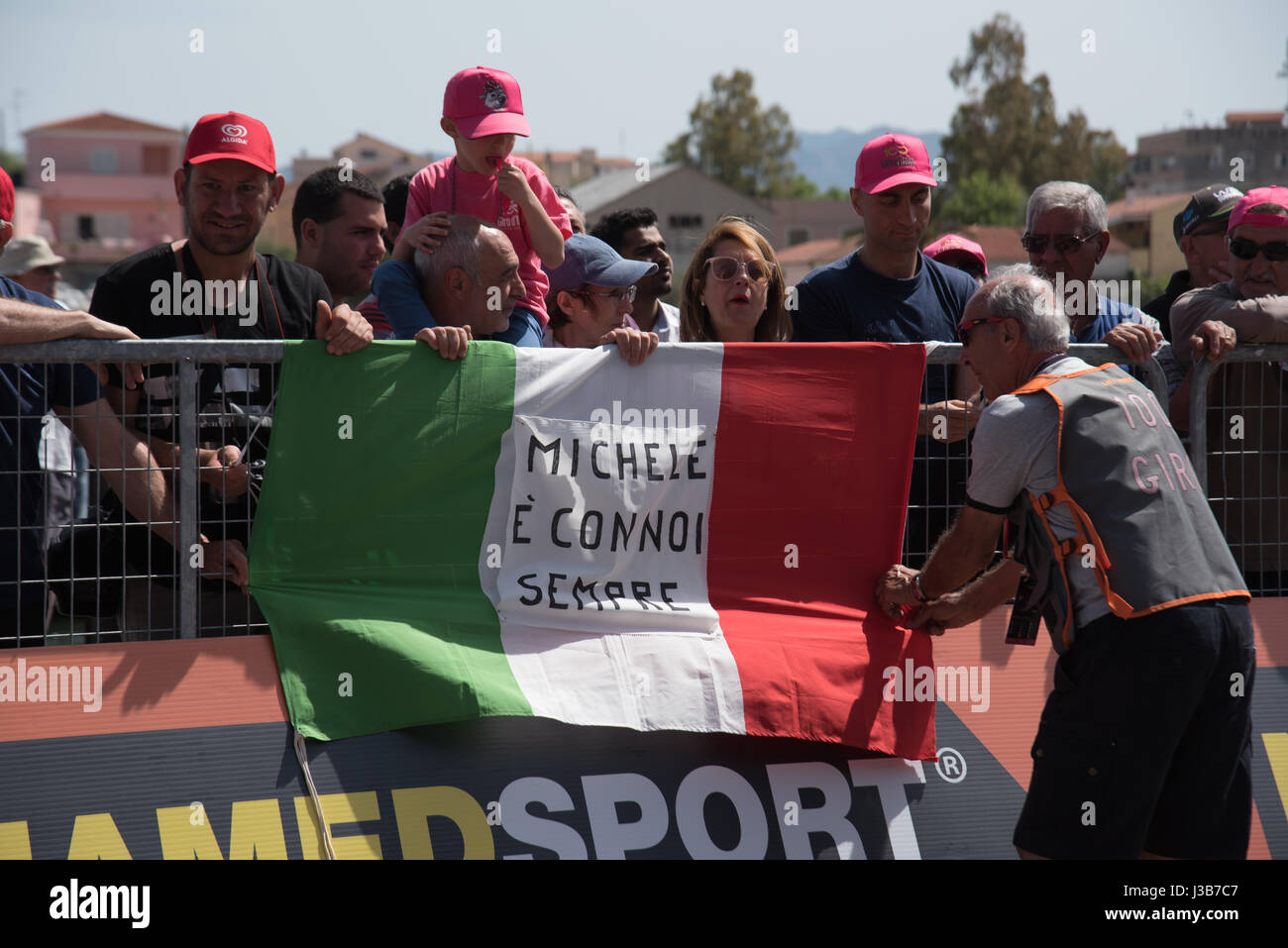 Olbia, Italia. Il 5 maggio, 2017. All'arrivo della prima tappa del Giro d'Italia 2017 in Olbia alcune persone Omaggio a Michele Scarponi, campione del Giro d'Italia 2011 morì in un incidente stradale il 22 aprile 2017. Credito: Giacomo Altamira/Alamy Live News Foto Stock