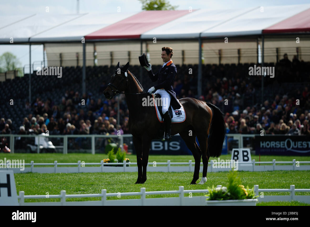 Bristol, Regno Unito. 05 Maggio, 2017. 5 maggio 2017, Christopher Burton riding Graf Liberty durante la fase di Dressage del 2017 Mitsubishi Motors Badminton Horse Trials, Badminton House, Bristol, Regno Unito. Credito: Jonathan Clarke/Alamy Live News Foto Stock