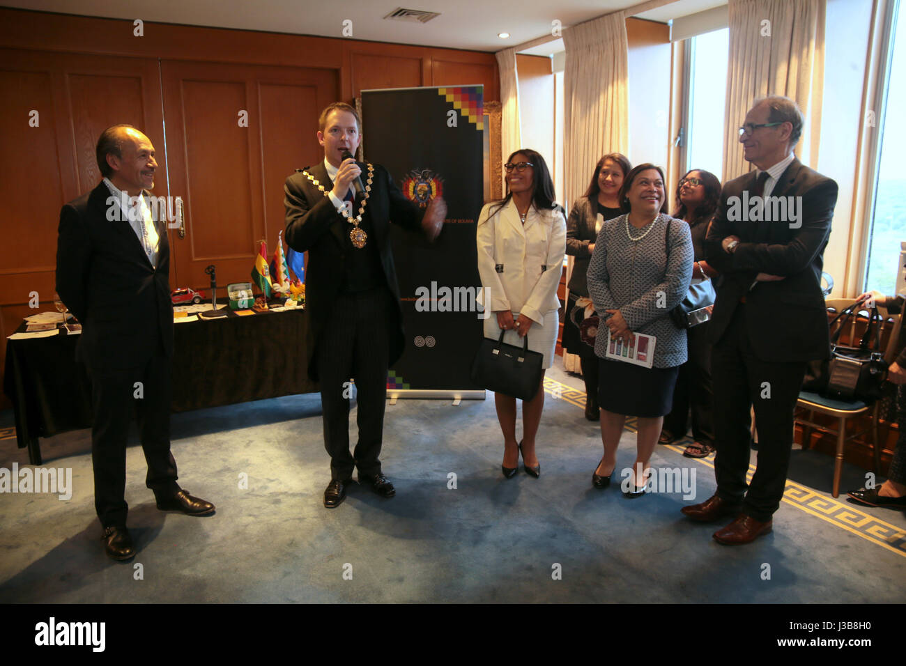 Londra 05 maggio 2017 Westminster City Hall, in collaborazione con l'Ambasciata boliviana nel Regno Unito ha ospitato la Alasitas equo o Feria de las Alasitas in spagnolo, Steve estati signore sindaco di WestminsterHis Eccellenza Signor Roberto Calzadilla Sarmiento ambasciatore boliviano PER IL REGNO UNITO, Steve estati sindaco di Westminster Sig. Calzadilas moglie Kuwait Ambasciatore Signor Khaled Al Duwaisan e ambasciatore cileno Rolando DragoPaul Quezada-Neiman/Alamy Live News Credito: Paolo Quezada-Neiman/Alamy Live News Foto Stock