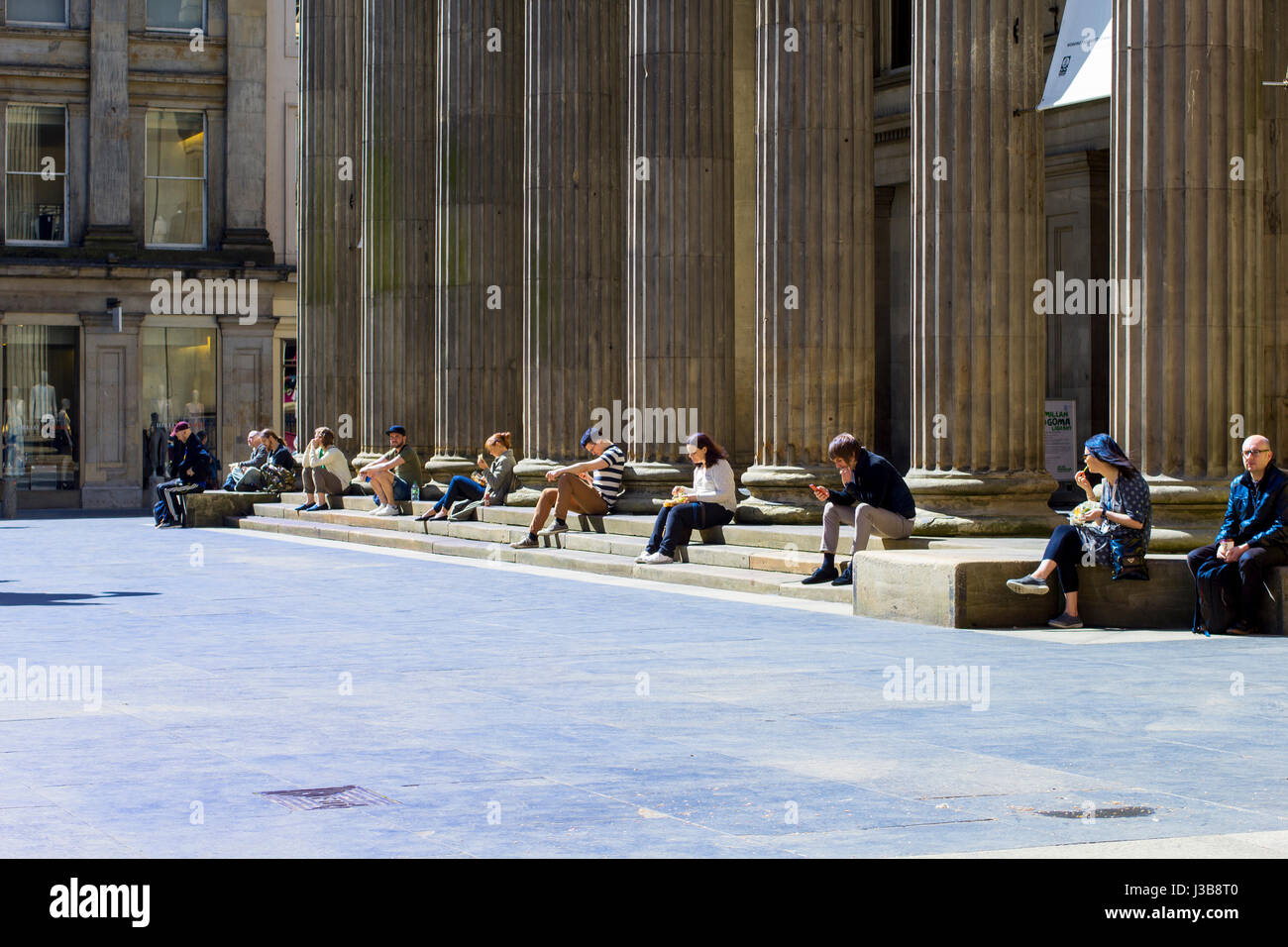 Glasgow city centre, la Galleria di Arte Moderna, Scozia. Venerdì 05 maggio, 2017. Persone sedute e rilassante al di fuori della galleria di arte moderna godendo inusuale in Scozia, molto caldo e soleggiato Credito: Malgorzata Larys/Alamy Live News Foto Stock