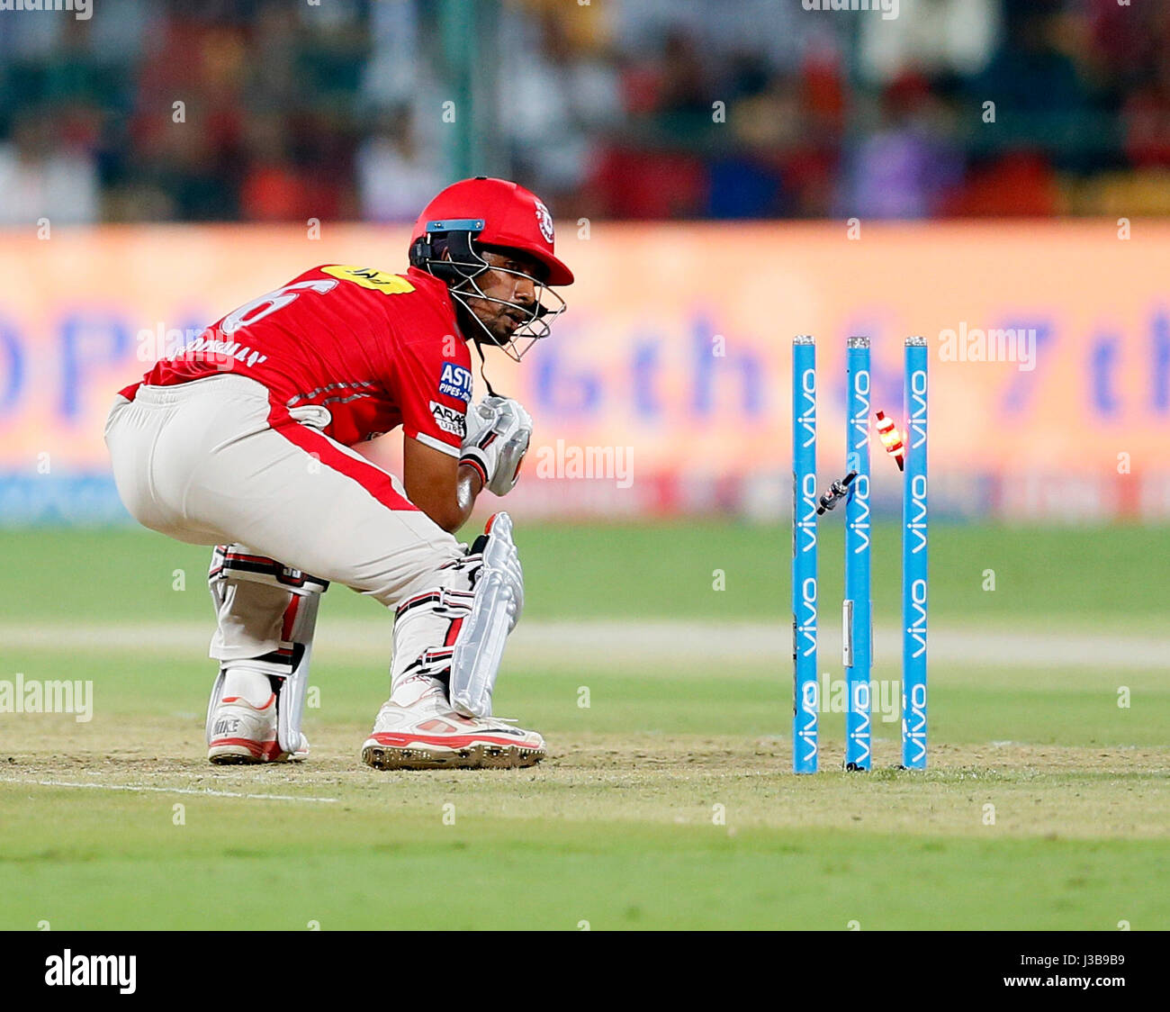 Bengaluru, India. Il 5 maggio, 2017. Wirdhhman SAHA Kings XI Punjab era pulita colpiti da Shane Watson nel Chinnasamy Stadium, Bengaluru, durante il sistema di epilazione a luce pulsata stagione 10 il 5 maggio 2017. Credito: Seshadri SUKUMAR/Alamy Live News Foto Stock