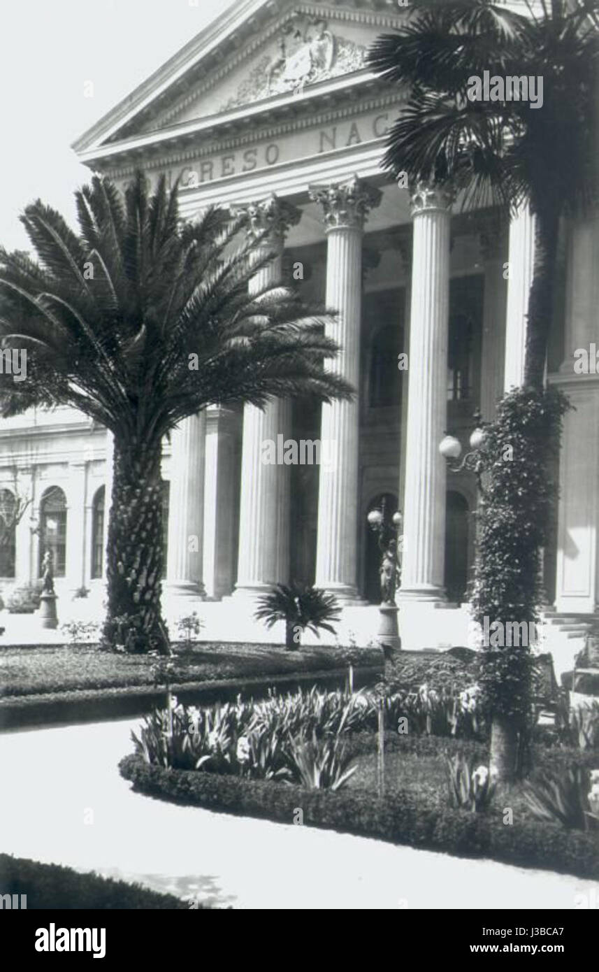 Questo titolo si riferisce ad un'immagine dell'ingresso all'edificio del Congresso Nazionale di Santiago, Cile, scattata nel 1920. L'edificio è un importante punto di riferimento politico e architettonico in Cile. Foto Stock