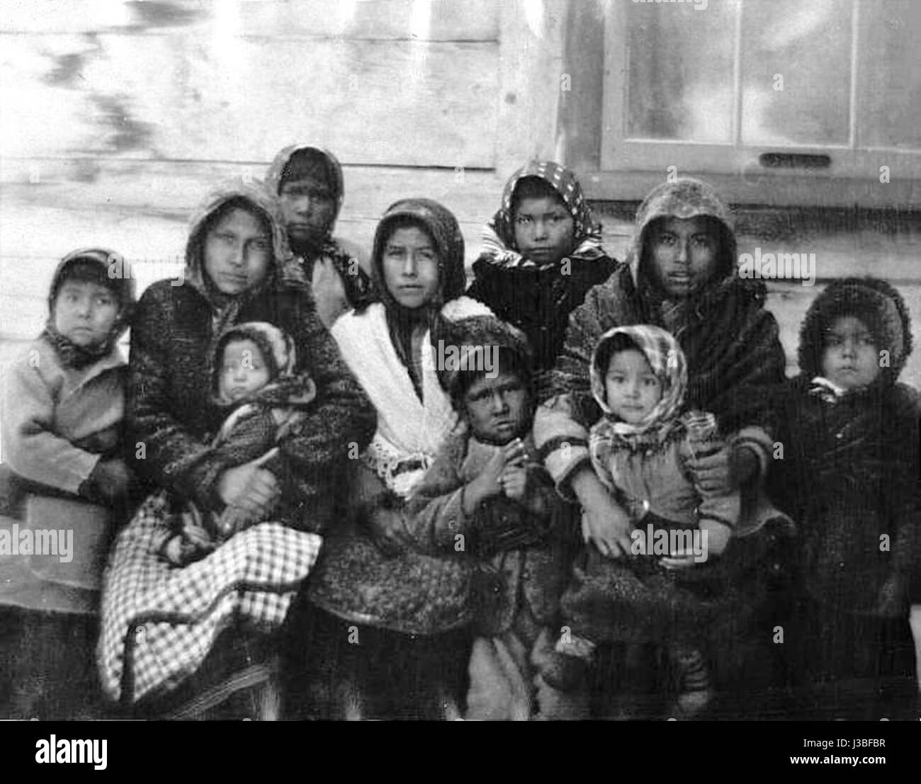 Questa immagine o titolo si riferisce probabilmente a una fotografia dell'inizio del XX secolo di bambini indigeni lungo il fiume Saint Maurice in Canada, che riflette la loro vita culturale e la loro storia. Foto Stock