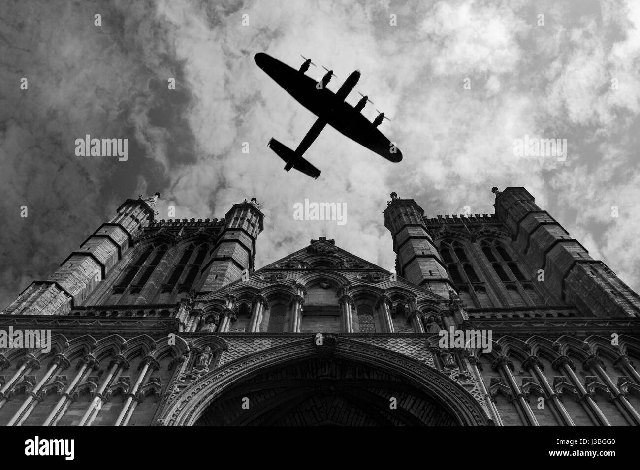 Avro Lancaster Bomber PA474 del Battle of Britain Memorial Flight facendo una bassa flypast sulla Cattedrale di Lincoln nel 2009 Foto Stock