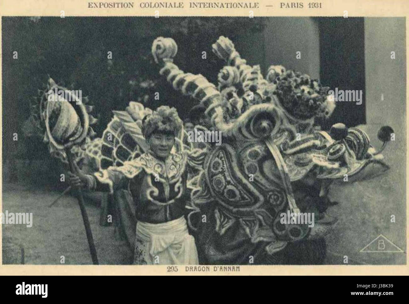 L'Expo 1931 Dragon annam è un manufatto decorativo dell'esposizione Internazionale di Parigi del 1931, che mostra l'influenza asiatica sull'arte europea. Il simbolo del drago, radicato nella cultura vietnamita, rappresenta la forza e il potere, mescolando il patrimonio culturale con gli stili espositivi moderni. Foto Stock