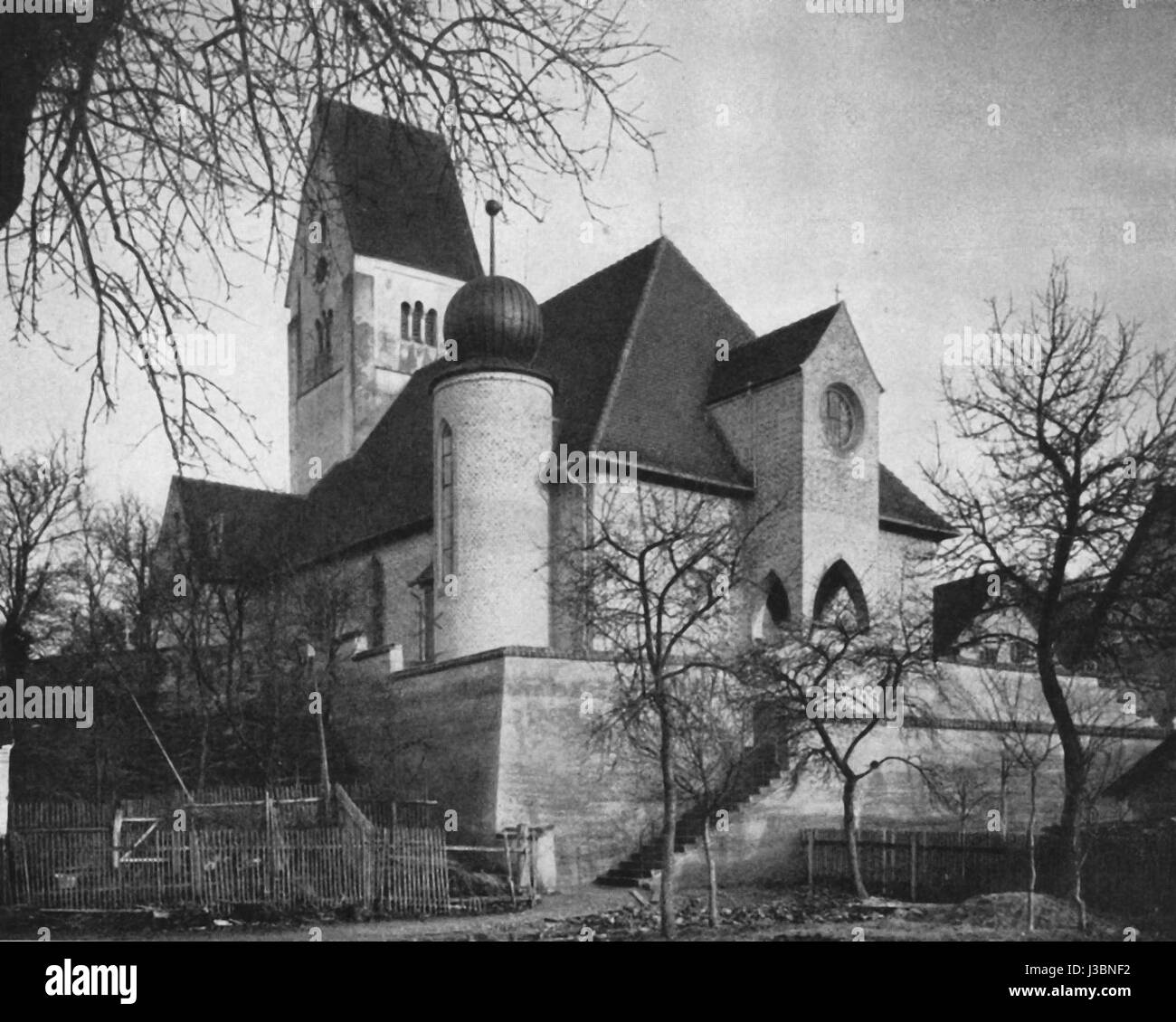 Dorfkirche Freihalden, progettata da Hugo Schmoelz, è un edificio di chiesa noto per il suo stile architettonico e il suo significato storico nella regione. Foto Stock