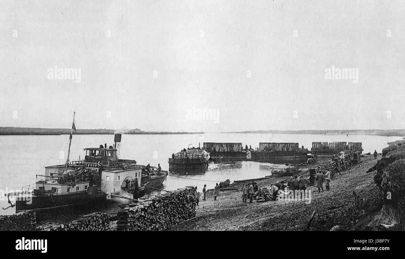 L'immagine raffigura vecchie navi sul fiume Dvina, che mostrano la storica attività marittima e il commercio nella regione. Le navi rappresentano probabilmente l'infrastruttura di trasporto e l'economia della zona durante i secoli precedenti. Foto Stock